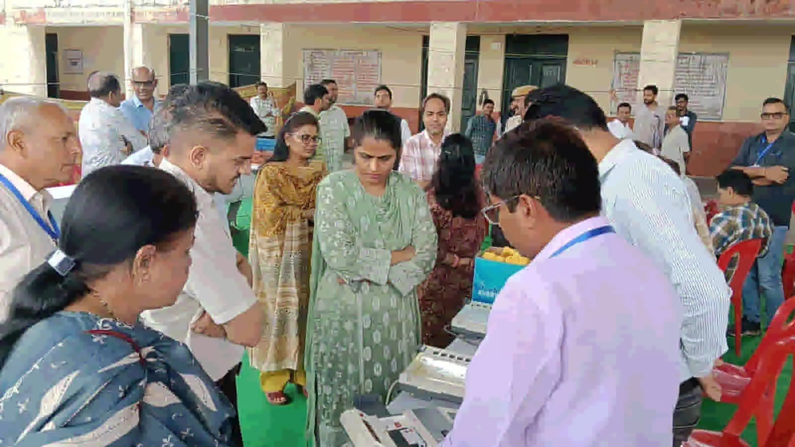 तस्वीर में जिला कलक्टर डॉ. मंजू अधिकारियों के साथ ईवीएम और चुनावी तैयारियों का निरीक्षण करती दिख रही हैं। तस्वीर में जिला कलक्टर डॉ. मंजू अधिकारियों के साथ ईवीएम और चुनावी तैयारियों का निरीक्षण करती दिख रही हैं।