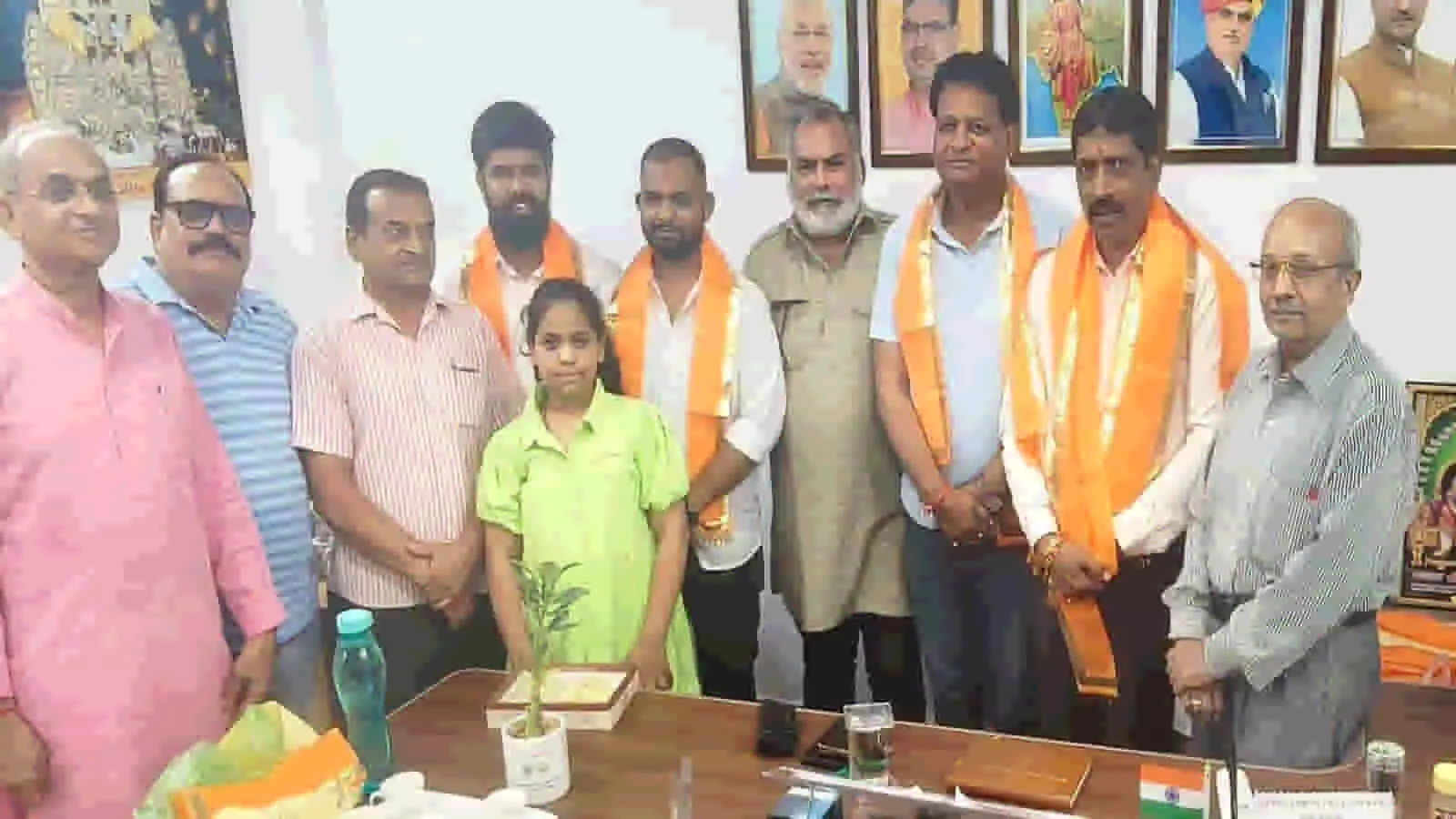 तस्वीर में गौड़ ब्राह्मण समाज संस्थान द्वारा नवनिर्वाचित पार्षदों का अभिनंदन समारोह दिखाया गया है। तस्वीर में गौड़ ब्राह्मण समाज संस्थान द्वारा नवनिर्वाचित पार्षदों का अभिनंदन समारोह दिखाया गया है।