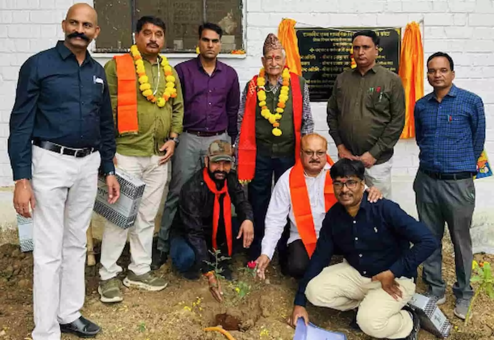 तस्वीर में कोटा के नया गांव स्कूल में शिक्षा सहकारी वाटिका उद्घाटन समारोह के दौरान अतिथि नजर आ रहे हैं। तस्वीर में कोटा के नया गांव स्कूल में शिक्षा सहकारी वाटिका उद्घाटन समारोह के दौरान अतिथि नजर आ रहे हैं।