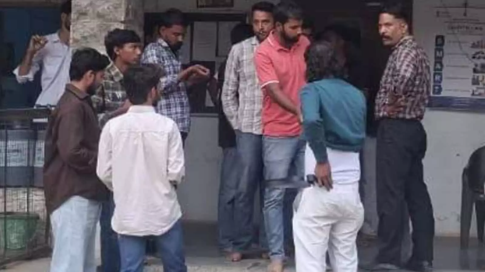 तस्वीर में चित्तौड़गढ़ के कोतवाली थाने के बाहर पुलिस कार्रवाई के बाद खड़े आरोपी दिख रहे हैं। तस्वीर में चित्तौड़गढ़ के कोतवाली थाने के बाहर पुलिस कार्रवाई के बाद खड़े आरोपी दिख रहे हैं।