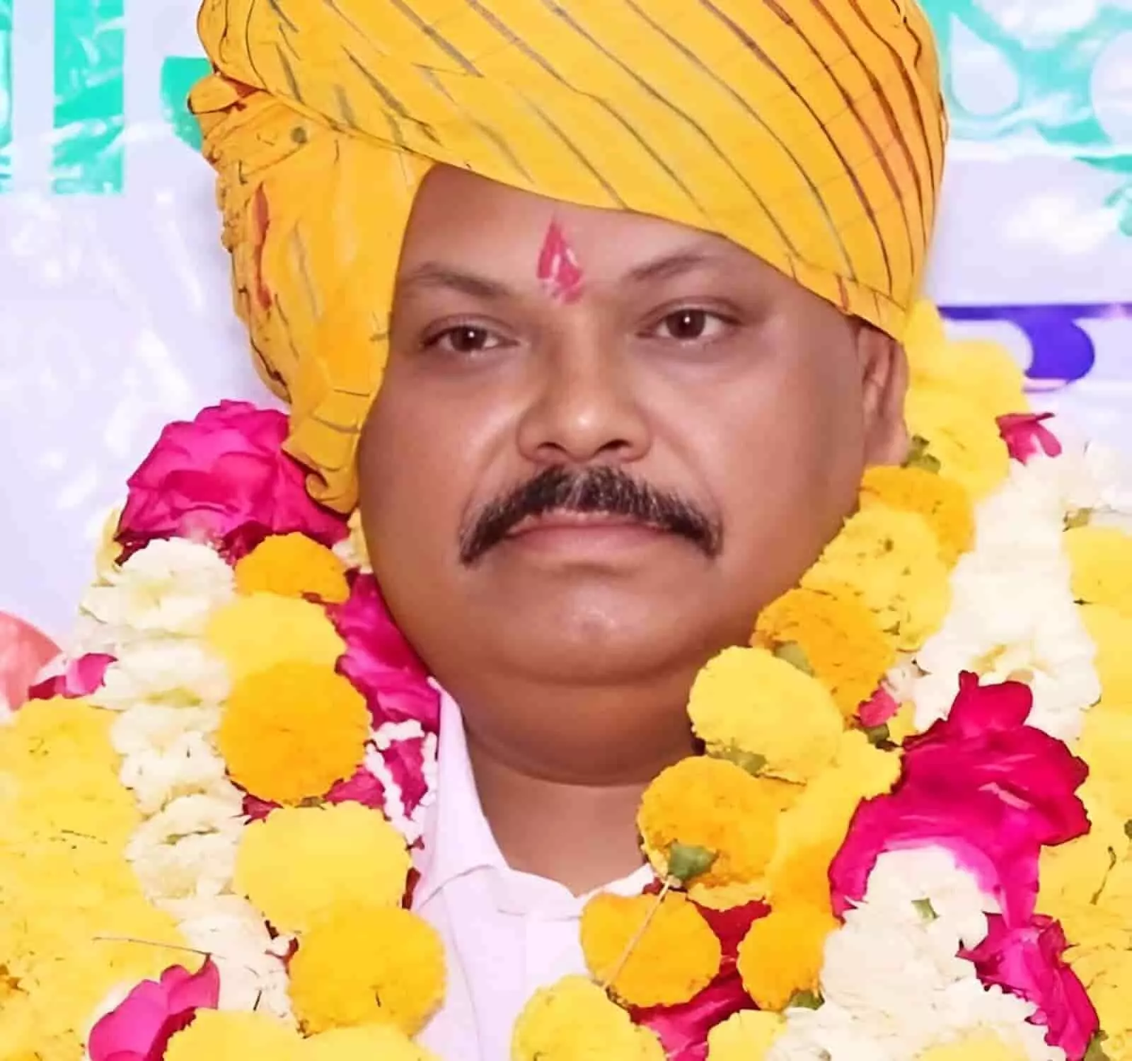 तस्वीर में पीले साफे और फूलों की माला पहने किसान नेता मनोज दुबे दिख रहे हैं। तस्वीर में पीले साफे और फूलों की माला पहने किसान नेता मनोज दुबे दिख रहे हैं।