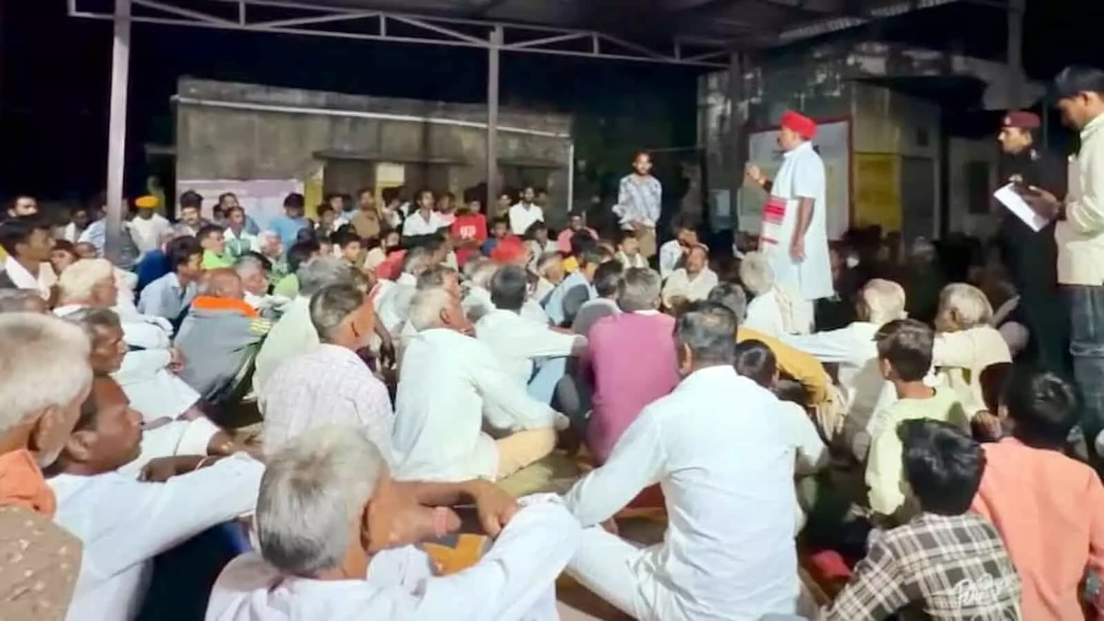 तस्वीर में डोलिया के चामुंडा माता मंदिर परिसर में ग्रामीणों की राजनीतिक बैठक आयोजित की जा रही है। तस्वीर में डोलिया के चामुंडा माता मंदिर परिसर में ग्रामीणों की राजनीतिक बैठक आयोजित की जा रही है।
