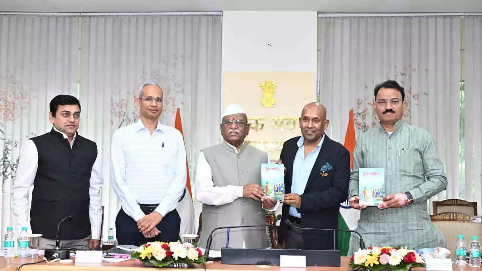 जयपुर में लोकभवन के कार्यक्रम में राज्यपाल हरिभाऊ बागड़े, उपमुख्यमंत्री प्रेमचंद बैरवा और प्रो. निमित चौधरी पुस्तक थामे खड़े हैं। जयपुर में लोकभवन के कार्यक्रम में राज्यपाल हरिभाऊ बागड़े, उपमुख्यमंत्री प्रेमचंद बैरवा और प्रो. निमित चौधरी पुस्तक थामे खड़े हैं।