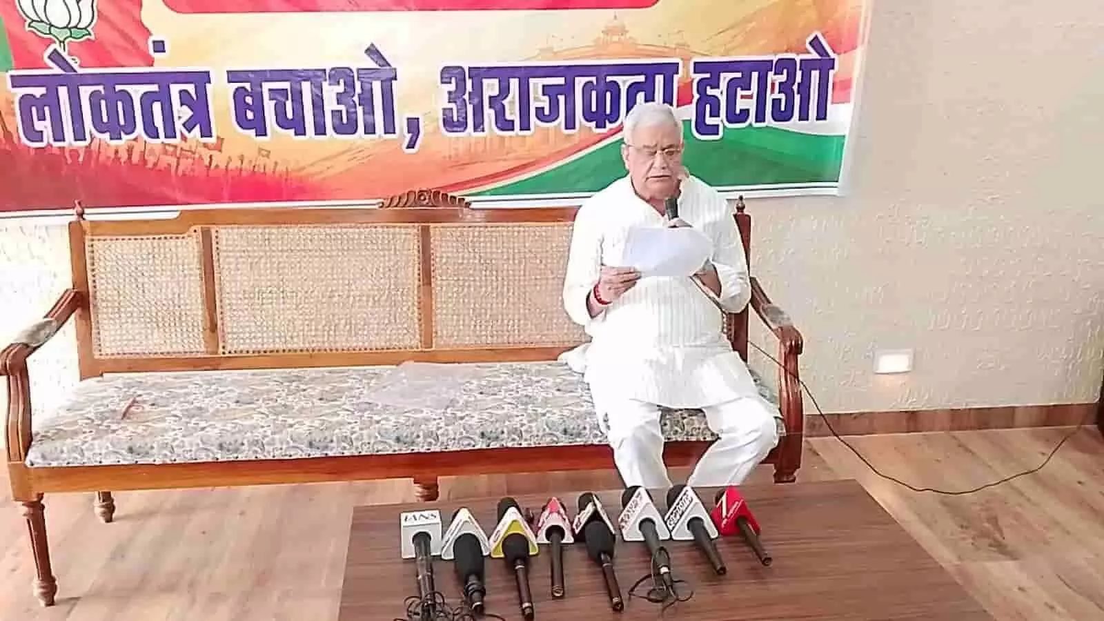 तस्वीर में कृषि मंत्री डॉ. किरोड़ी लाल मीणा प्रेस वार्ता के दौरान वक्तव्य पढ़ते दिख रहे हैं। तस्वीर में कृषि मंत्री डॉ. किरोड़ी लाल मीणा प्रेस वार्ता के दौरान वक्तव्य पढ़ते दिख रहे हैं।