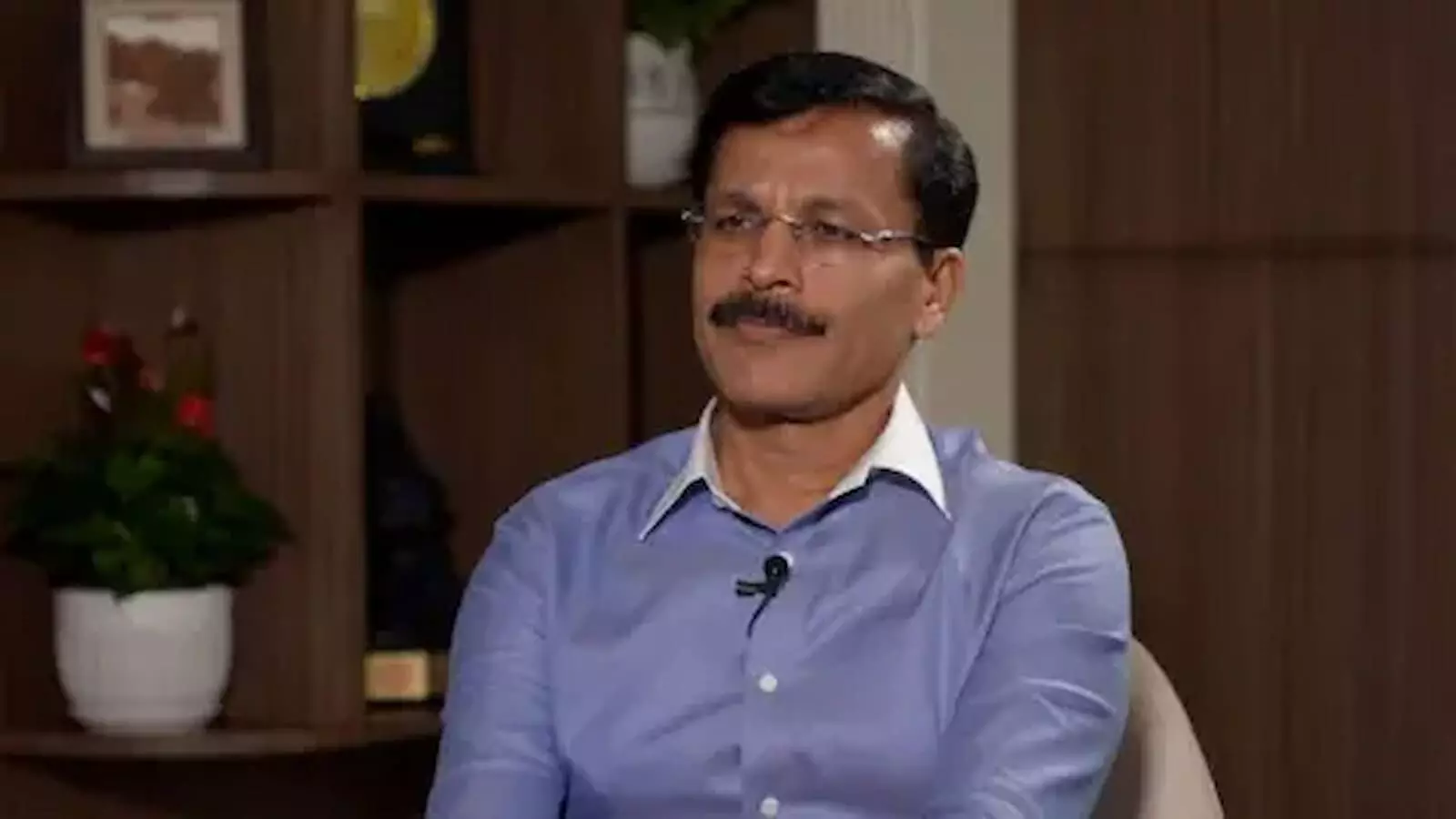तस्वीर में नीली शर्ट पहने महाराष्ट्र एफडीए प्रमुख तुकाराम मुंढे बैठे दिखाई दे रहे हैं। तस्वीर में नीली शर्ट पहने महाराष्ट्र एफडीए प्रमुख तुकाराम मुंढे बैठे दिखाई दे रहे हैं।