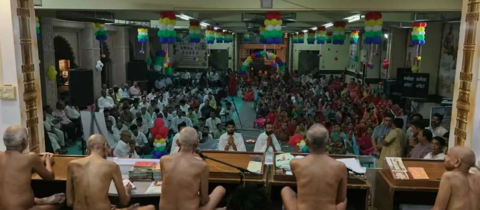 तस्वीर में कोटा के चंद्रप्रभु मंदिर में जैन मुनियों के समक्ष बैठे तीन ब्रह्मचारी और श्रद्धालु दिख रहे हैं। तस्वीर में कोटा के चंद्रप्रभु मंदिर में जैन मुनियों के समक्ष बैठे तीन ब्रह्मचारी और श्रद्धालु दिख रहे हैं।