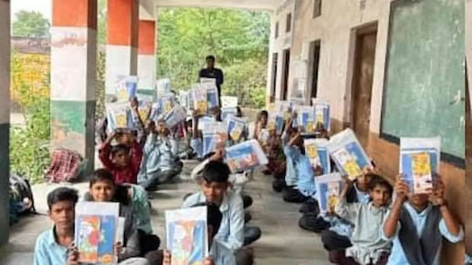 तस्वीर में राजकीय विद्यालय के विद्यार्थी अपनी स्टेशनरी किट दिखाते हुए फतहनगर में एयू बैंक के सामाजिक कार्यक्रम के संदर्भ में बैठे हैं। तस्वीर में राजकीय विद्यालय के विद्यार्थी अपनी स्टेशनरी किट दिखाते हुए फतहनगर में एयू बैंक के सामाजिक कार्यक्रम के संदर्भ में बैठे हैं।