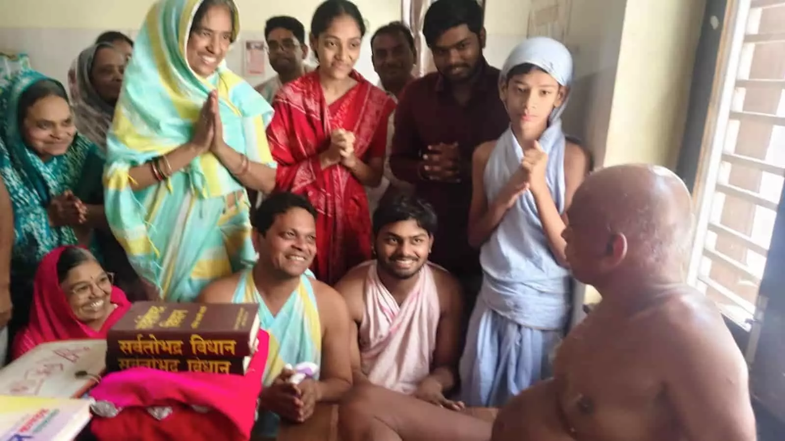 तस्वीर में जैन मुनि श्री योगसागर जी महाराज के समक्ष कोटा के नसियाजी में हाथ जोड़कर प्रार्थना करते श्रद्धालु दिख रहे हैं। तस्वीर में जैन मुनि श्री योगसागर जी महाराज के समक्ष कोटा के नसियाजी में हाथ जोड़कर प्रार्थना करते श्रद्धालु दिख रहे हैं।