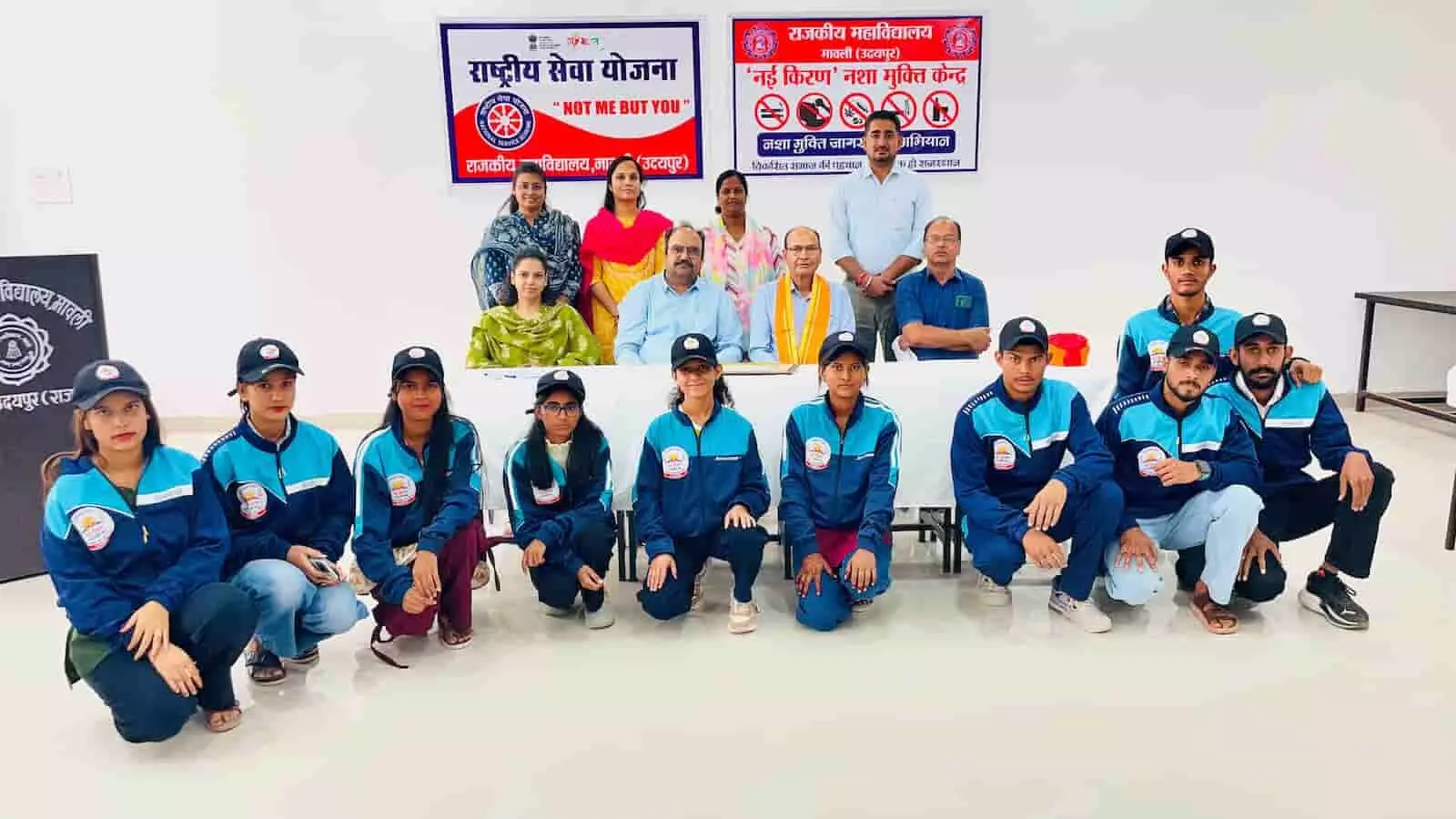 तस्वीर में राजकीय महाविद्यालय मावली में नशामुक्ति कार्यक्रम के दौरान अतिथि और एनएसएस के स्वयंसेवक बैठे दिख रहे हैं। तस्वीर में राजकीय महाविद्यालय मावली में नशामुक्ति कार्यक्रम के दौरान अतिथि और एनएसएस के स्वयंसेवक बैठे दिख रहे हैं।