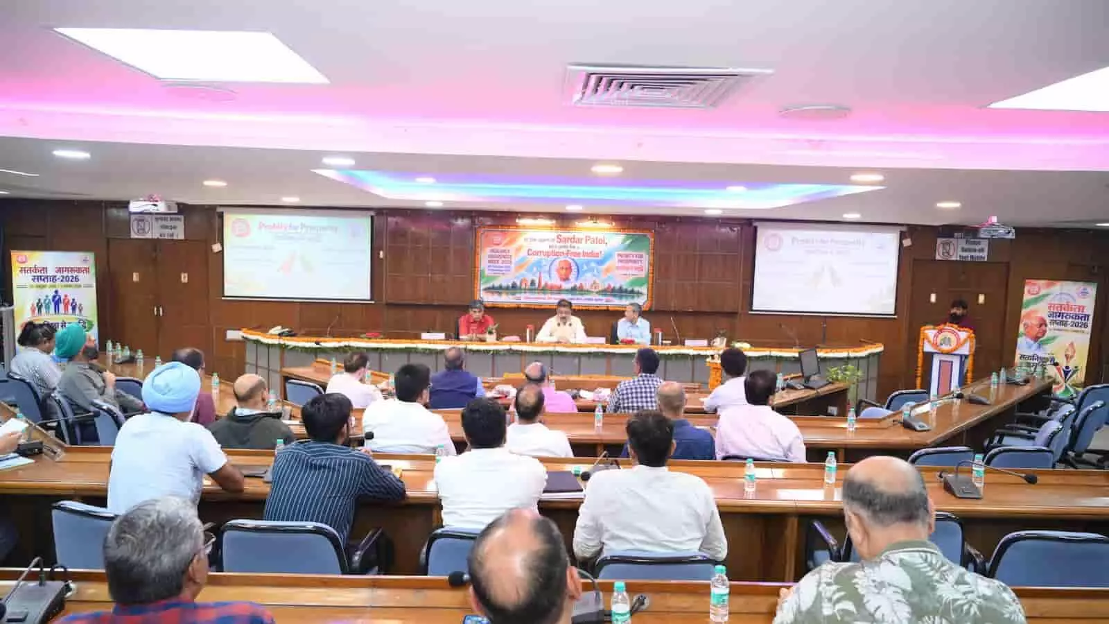 तस्वीर में रेल कोच फैक्ट्री कपूरथला में सतर्कता जागरूकता सप्ताह के तहत आयोजित सेमिनार में बैठे अधिकारी दिख रहे हैं। तस्वीर में रेल कोच फैक्ट्री कपूरथला में सतर्कता जागरूकता सप्ताह के तहत आयोजित सेमिनार में बैठे अधिकारी दिख रहे हैं।