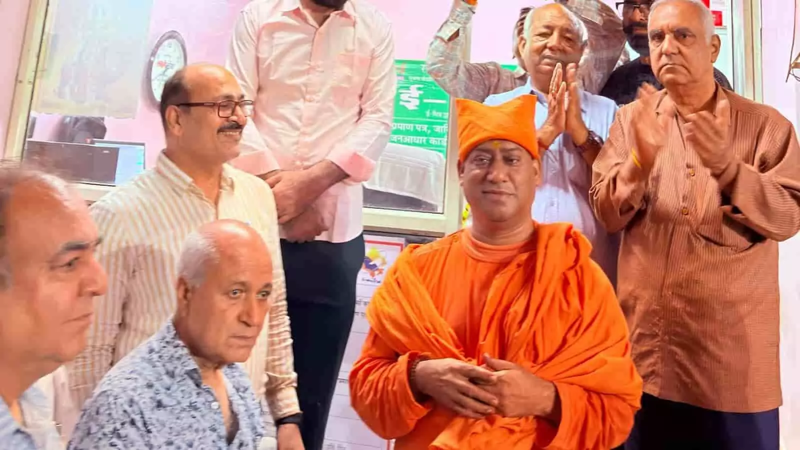 तस्वीर में मानसरोवर में स्वामी टेऊँराम ई-मित्र सेवा केंद्र के उद्घाटन अवसर पर उपस्थित संत और स्थानीय लोग दिख रहे हैं। तस्वीर में मानसरोवर में स्वामी टेऊँराम ई-मित्र सेवा केंद्र के उद्घाटन अवसर पर उपस्थित संत और स्थानीय लोग दिख रहे हैं।