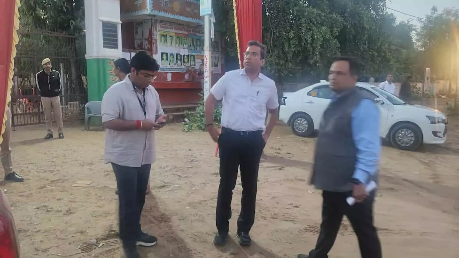 तस्वीर में मतदान केंद्र के बाहर निरीक्षण करते जिला निर्वाचन अधिकारी संदेश नायक और पुलिसकर्मी खड़े हैं। तस्वीर में मतदान केंद्र के बाहर निरीक्षण करते जिला निर्वाचन अधिकारी संदेश नायक और पुलिसकर्मी खड़े हैं।