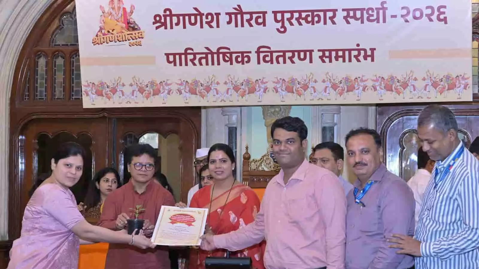 बीएमसी सभागृह में महापौर रितू तावडे गणेशोत्सव मंडलों के प्रतिनिधियों को प्रमाण पत्र और पौधा भेंट करती हुईं। बीएमसी सभागृह में महापौर रितू तावडे गणेशोत्सव मंडलों के प्रतिनिधियों को प्रमाण पत्र और पौधा भेंट करती हुईं।