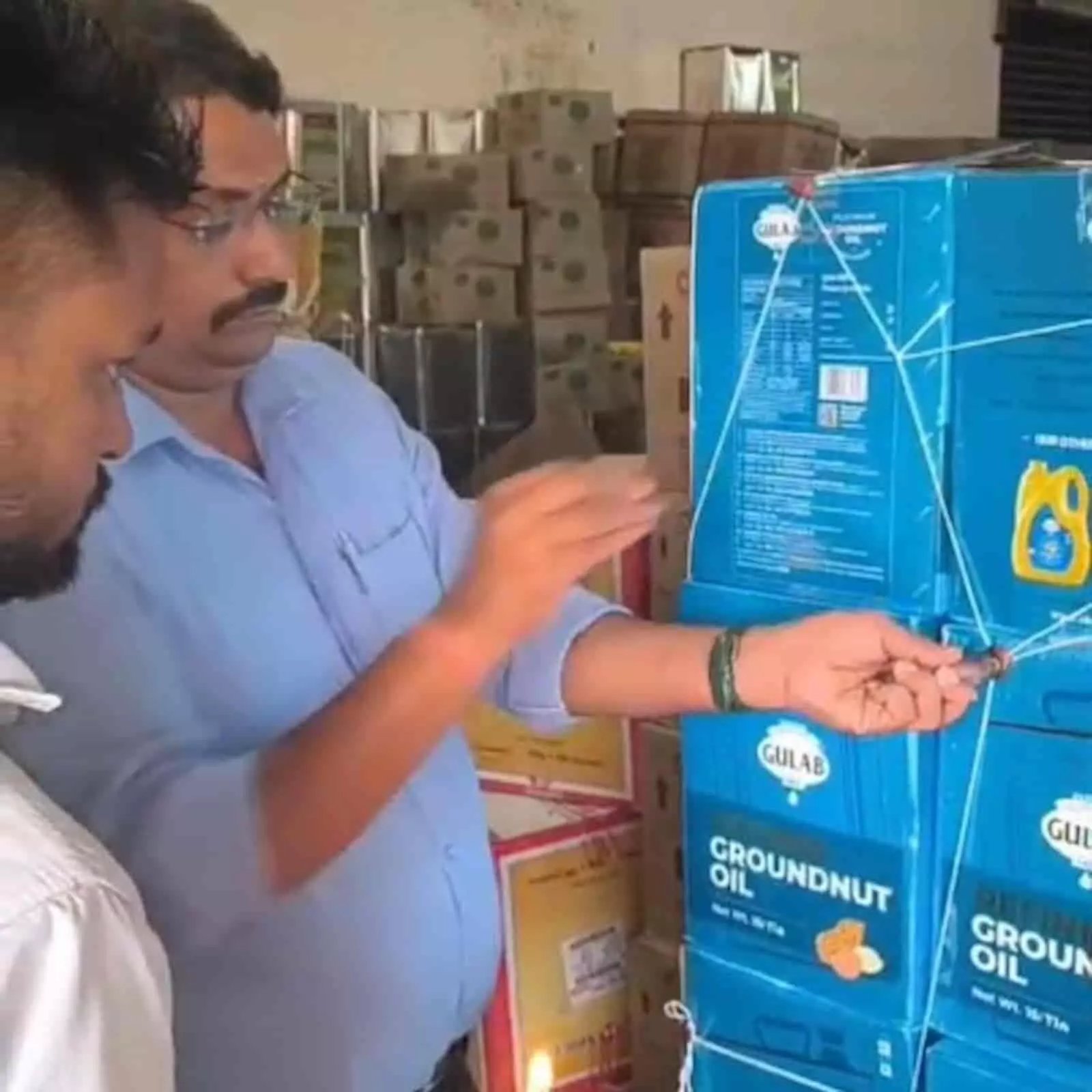 तस्वीर में डीग स्थित गोदाम में खाद्य सुरक्षा अधिकारी सीलबंद तेल के डिब्बों का निरीक्षण करते हुए। तस्वीर में डीग स्थित गोदाम में खाद्य सुरक्षा अधिकारी सीलबंद तेल के डिब्बों का निरीक्षण करते हुए।