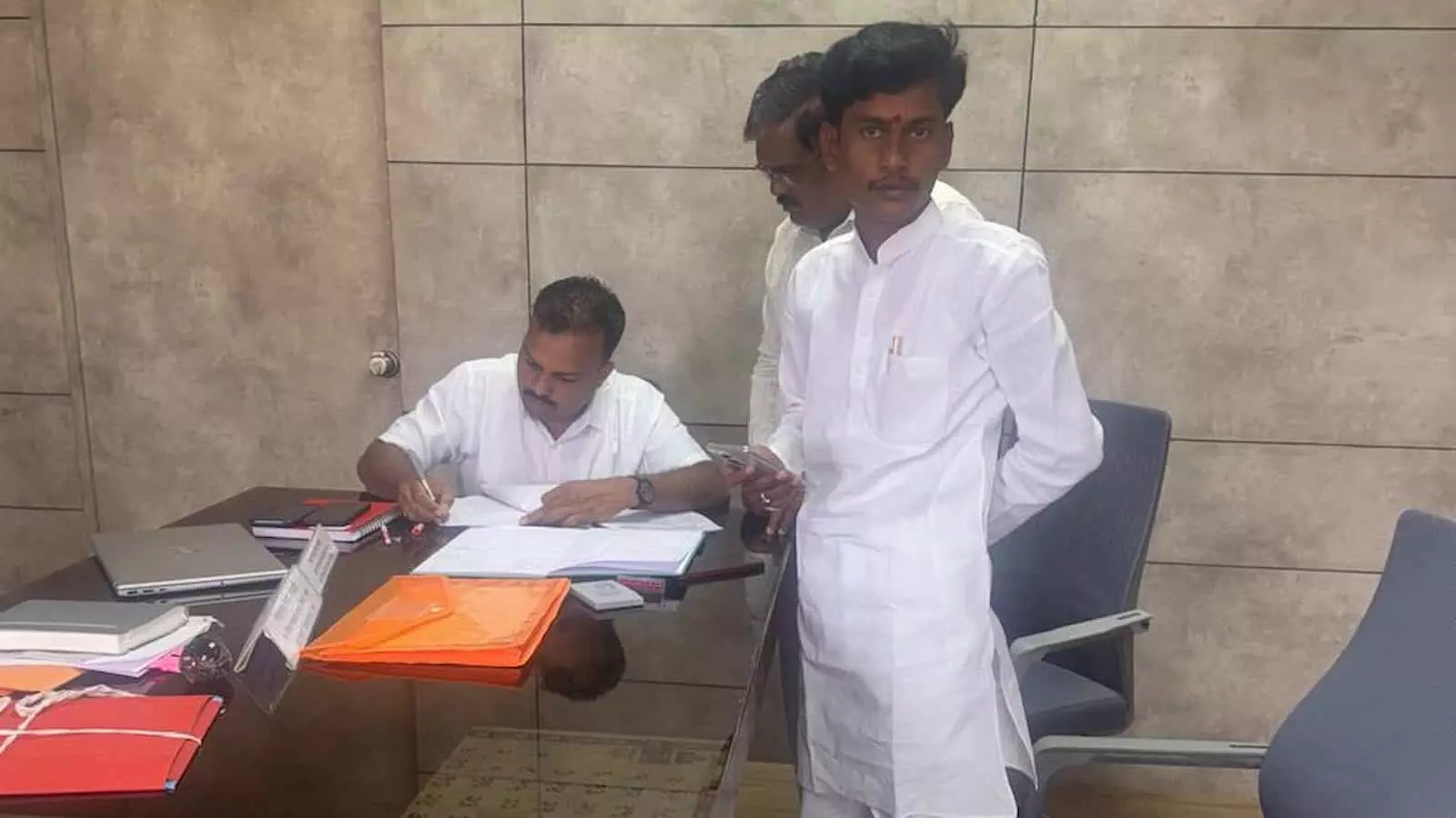तस्वीर में लातूर जिला बैंक चुनाव के संदर्भ में कार्यालय में बैठे लोग दिख रहे हैं। तस्वीर में लातूर जिला बैंक चुनाव के संदर्भ में कार्यालय में बैठे लोग दिख रहे हैं।