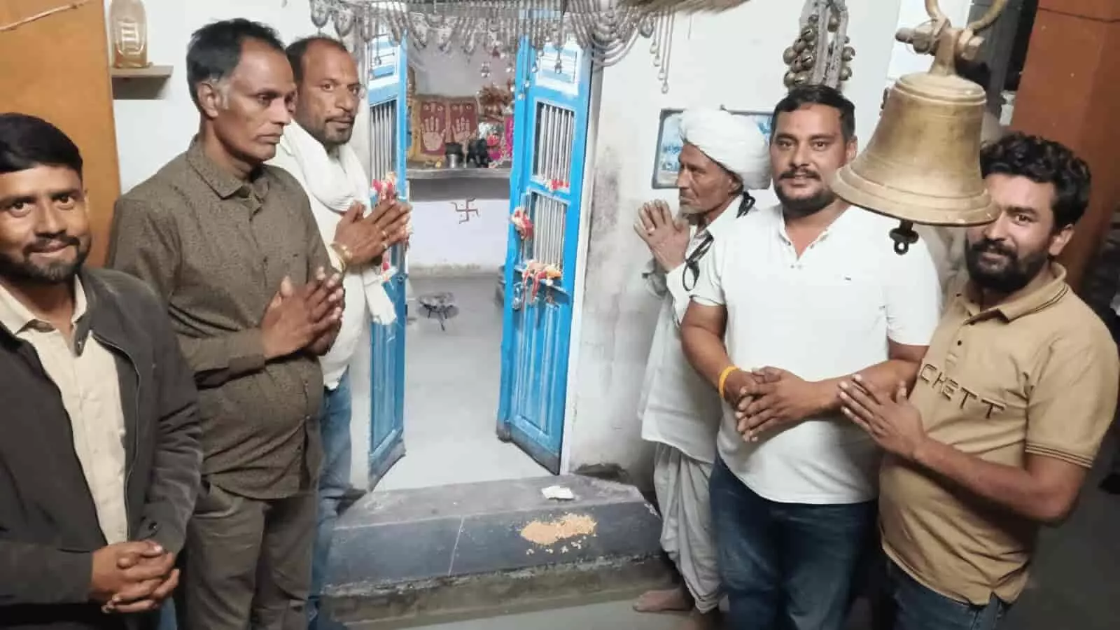 तस्वीर में सहाड़ा पंचायत समिति क्षेत्र में चुनाव परिणाम के बाद मंदिर में खड़े लोग दिख रहे हैं। तस्वीर में सहाड़ा पंचायत समिति क्षेत्र में चुनाव परिणाम के बाद मंदिर में खड़े लोग दिख रहे हैं।