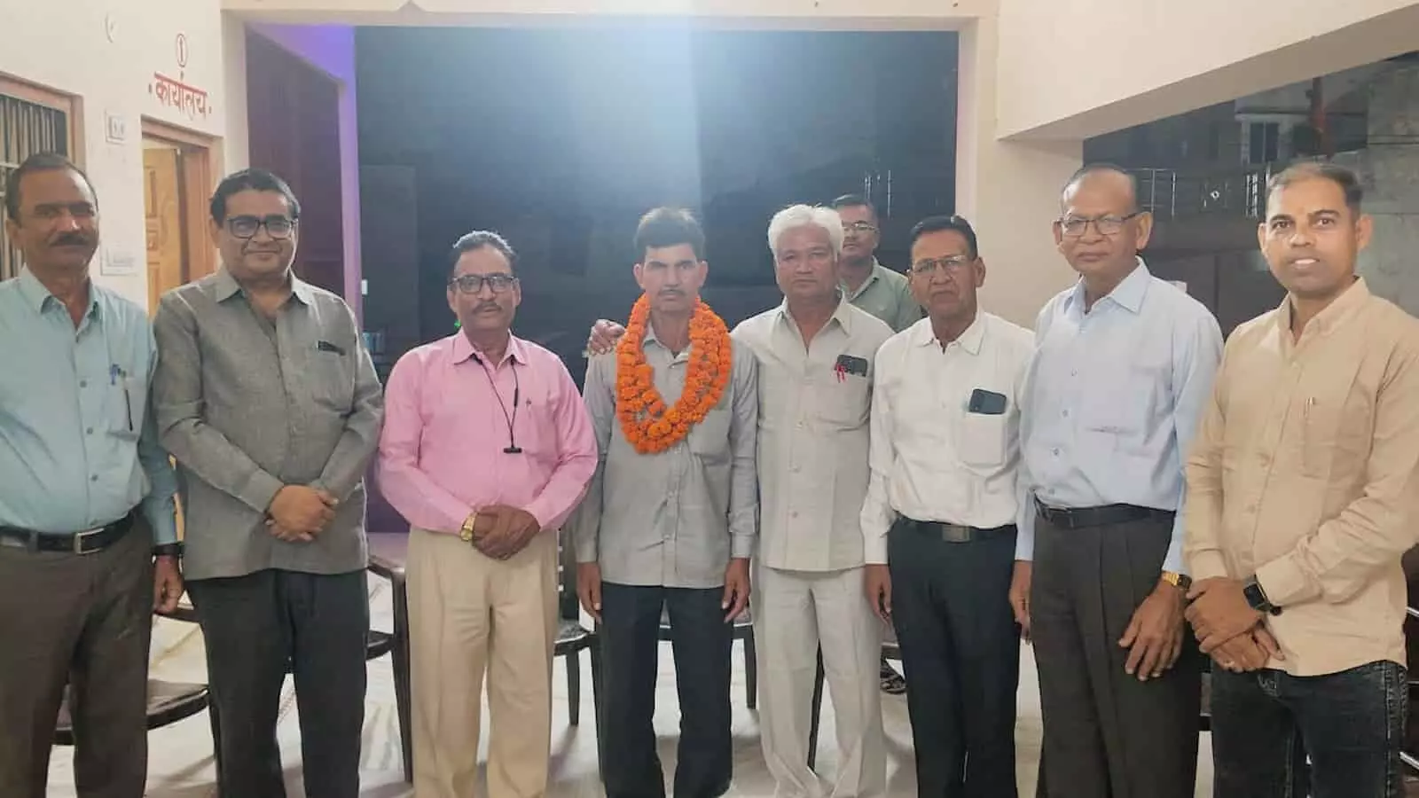 तस्वीर में लातूर के लाडनूं में रैगर समाज की बैठक के दौरान खड़े पदाधिकारी दिख रहे हैं। तस्वीर में लातूर के लाडनूं में रैगर समाज की बैठक के दौरान खड़े पदाधिकारी दिख रहे हैं।