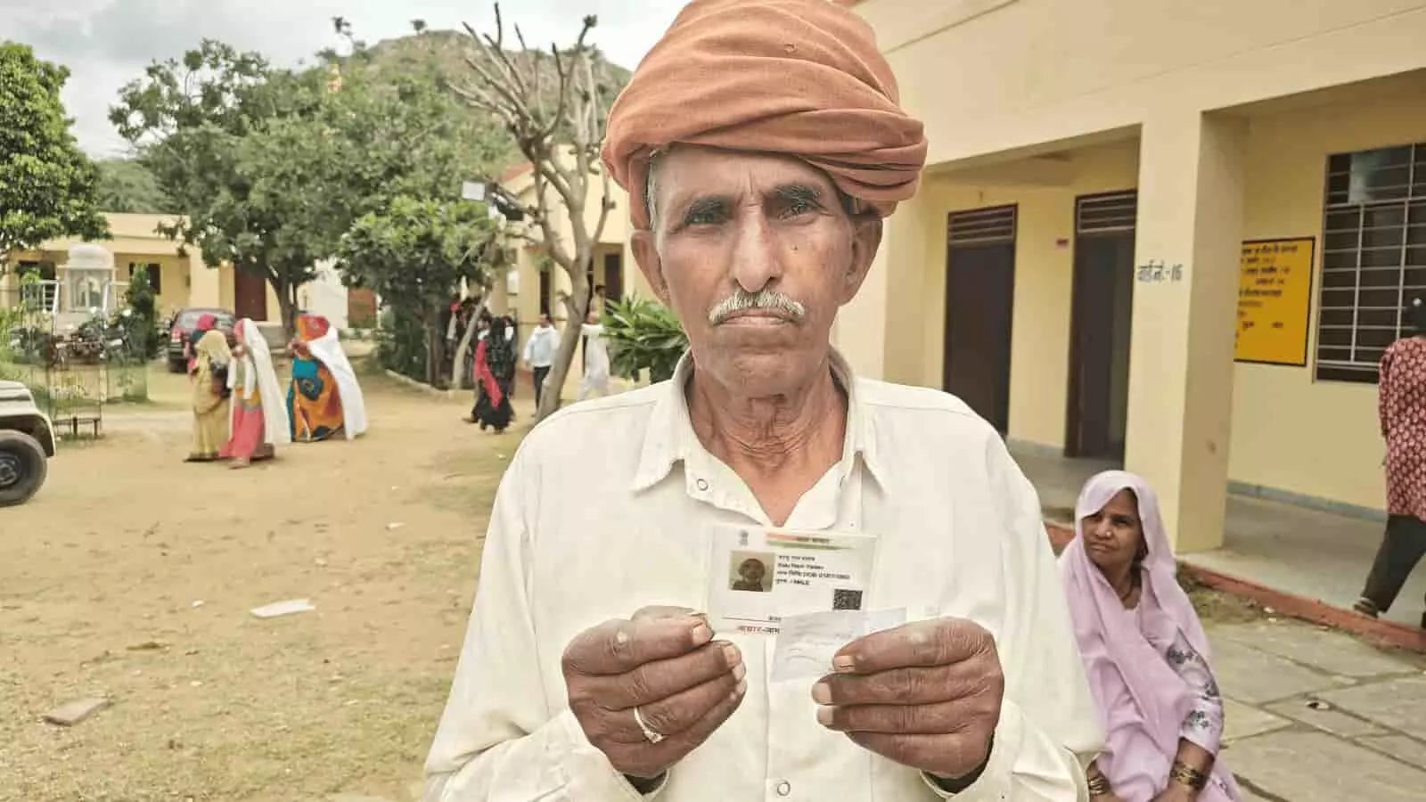 तस्वीर में जयपुर जिले में पंचायतीराज चुनाव के दौरान एक बुजुर्ग मतदाता अपना पहचान पत्र दिखाते हुए दिख रहा है। तस्वीर में जयपुर जिले में पंचायतीराज चुनाव के दौरान एक बुजुर्ग मतदाता अपना पहचान पत्र दिखाते हुए दिख रहा है।