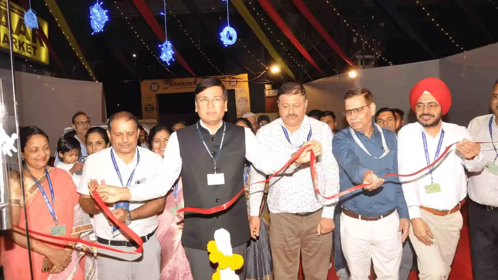 तस्वीर में जयपुर में दीपोत्सव मेला-2026 का उद्घाटन करते हुए डॉ. समित शर्मा और अन्य अधिकारी दिख रहे हैं। तस्वीर में जयपुर में दीपोत्सव मेला-2026 का उद्घाटन करते हुए डॉ. समित शर्मा और अन्य अधिकारी दिख रहे हैं।