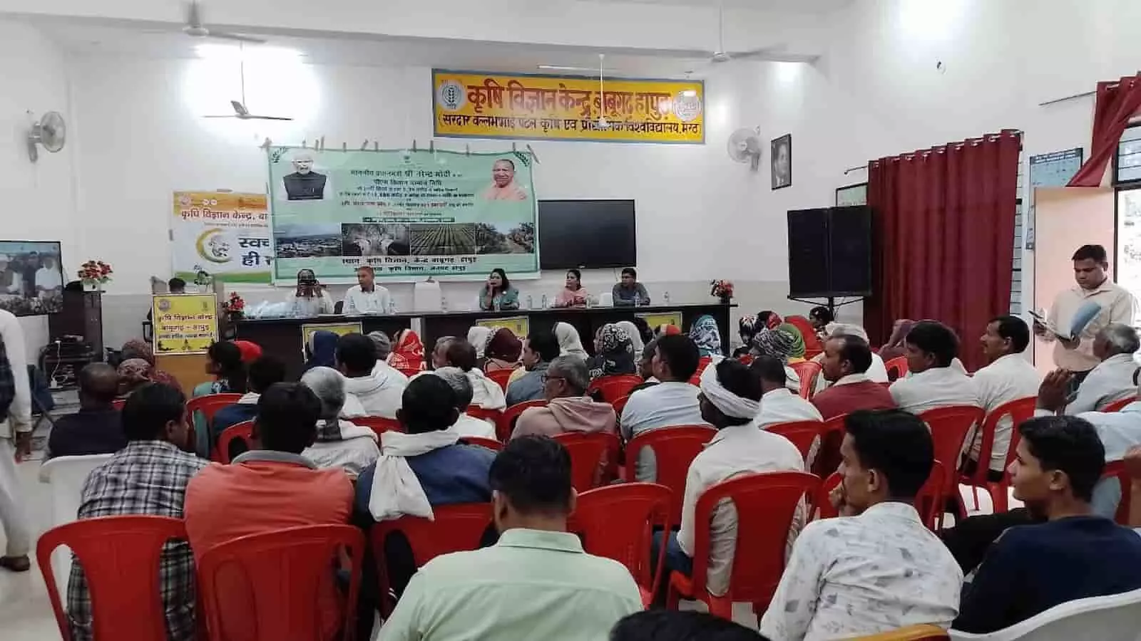 तस्वीर में हापुड़ के कृषि विज्ञान केंद्र में पीएम किसान उत्सव दिवस के दौरान बैठे किसान और अधिकारी दिख रहे हैं। तस्वीर में हापुड़ के कृषि विज्ञान केंद्र में पीएम किसान उत्सव दिवस के दौरान बैठे किसान और अधिकारी दिख रहे हैं।
