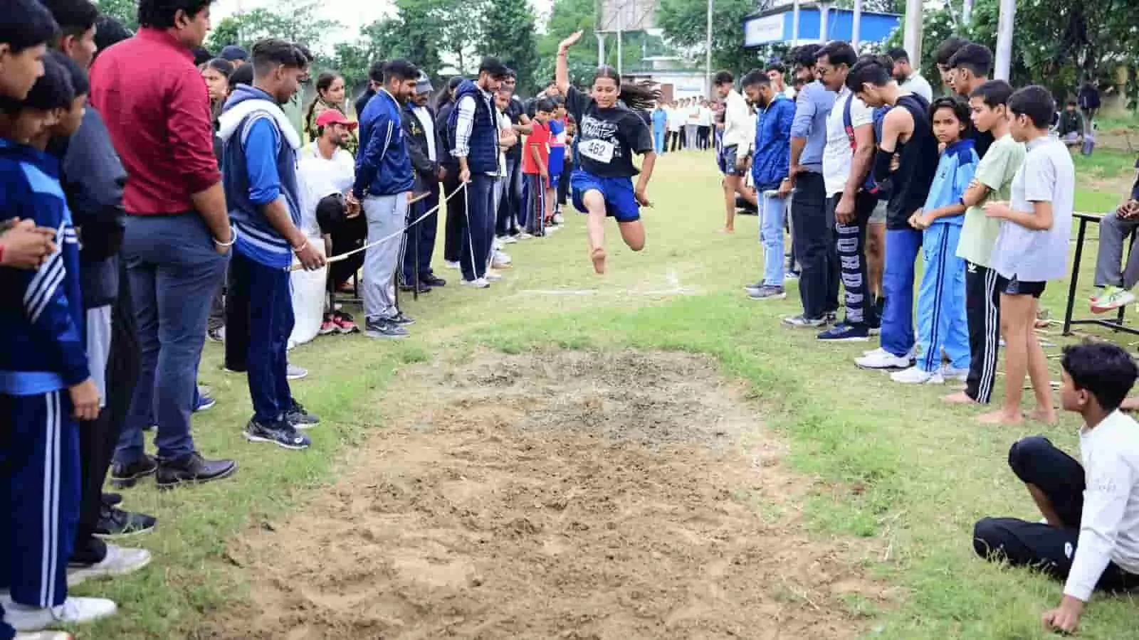 : तस्वीर में हापुड़ में रोजगार मेले के दौरान भर्ती प्रक्रिया के तहत आयोजित शारीरिक दक्षता परीक्षा में भाग लेते युवा दिख रहे हैं। : तस्वीर में हापुड़ में रोजगार मेले के दौरान भर्ती प्रक्रिया के तहत आयोजित शारीरिक दक्षता परीक्षा में भाग लेते युवा दिख रहे हैं।