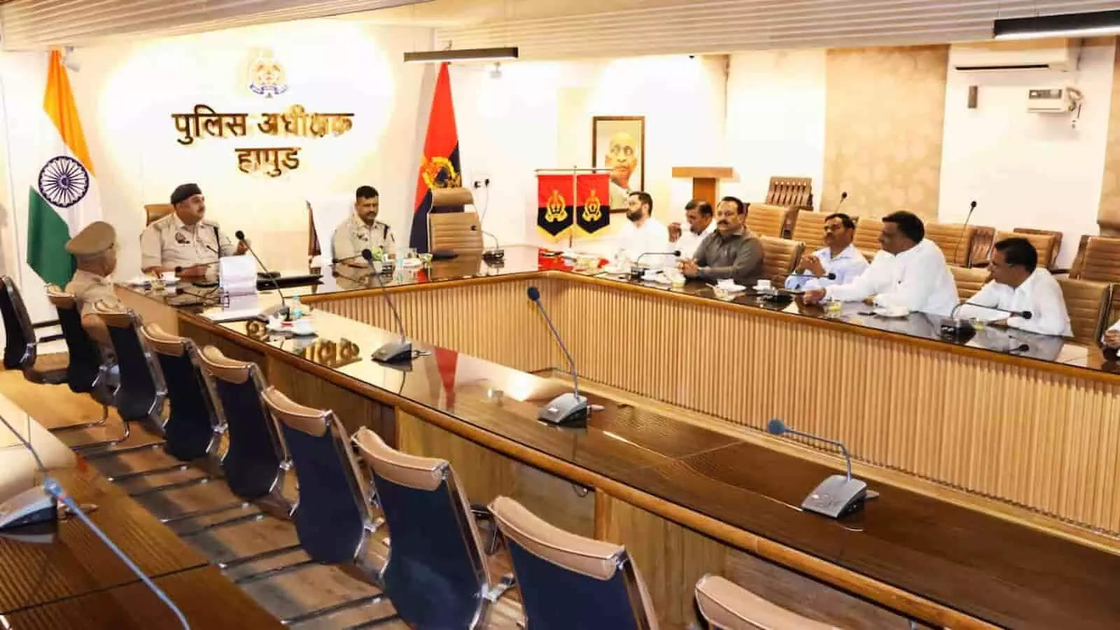 तस्वीर में हापुड़ पुलिस कार्यालय के सभागार में अधिकारियों और जनप्रतिनिधियों की बैठक का दृश्य दिखाई दे रहा है。 तस्वीर में हापुड़ पुलिस कार्यालय के सभागार में अधिकारियों और जनप्रतिनिधियों की बैठक का दृश्य दिखाई दे रहा है。