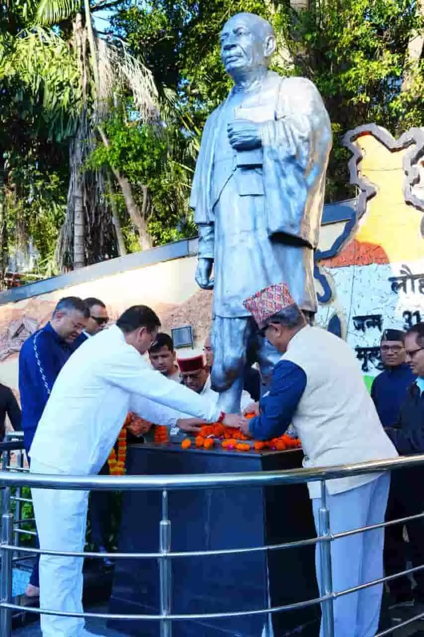 तस्वीर में उत्तराखंड के मुख्यमंत्री पुष्कर सिंह धामी देहरादून में सरदार वल्लभभाई पटेल की प्रतिमा पर श्रद्धासुमन अर्पित करते हुए दिख रहे हैं। तस्वीर में उत्तराखंड के मुख्यमंत्री पुष्कर सिंह धामी देहरादून में सरदार वल्लभभाई पटेल की प्रतिमा पर श्रद्धासुमन अर्पित करते हुए दिख रहे हैं।