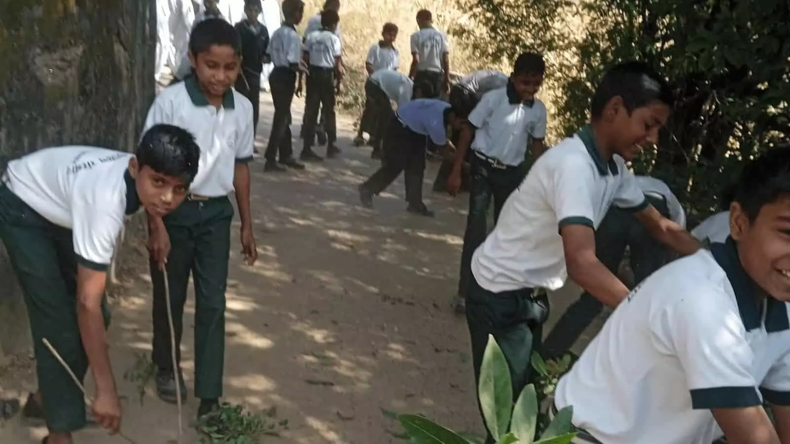 तस्वीर में खेरवाड़ा के संस्थान में राष्ट्रीय एकता दिवस के अवसर पर श्रमदान करते हुए स्कूली छात्र नजर आ रहे हैं। तस्वीर में खेरवाड़ा के संस्थान में राष्ट्रीय एकता दिवस के अवसर पर श्रमदान करते हुए स्कूली छात्र नजर आ रहे हैं।