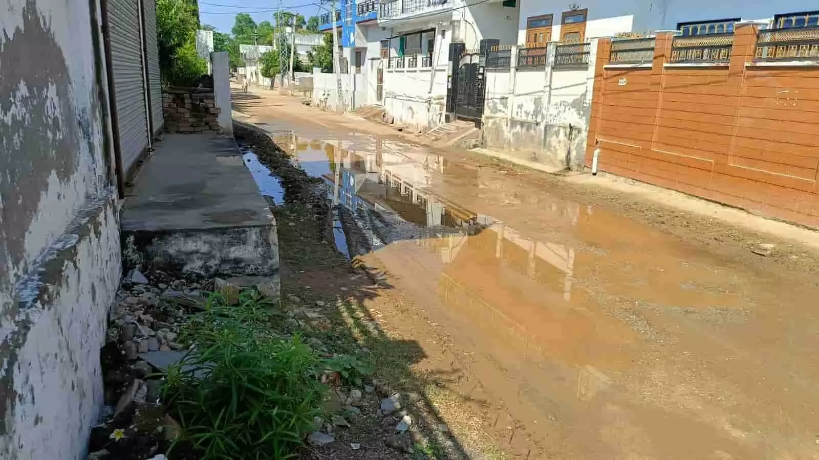 तस्वीर में भुसावर के वार्ड 16 के आम रास्ते पर जलभराव और अवरुद्ध नालियां दिखाई दे रही हैं। तस्वीर में भुसावर के वार्ड 16 के आम रास्ते पर जलभराव और अवरुद्ध नालियां दिखाई दे रही हैं।