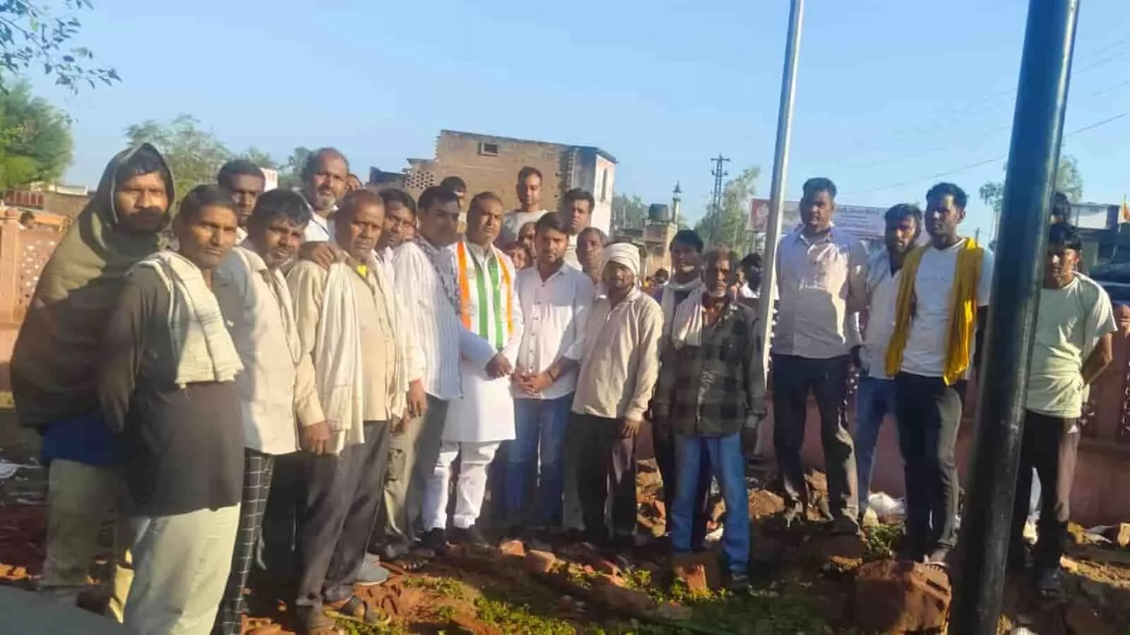 डीग में मजदूरों और कांग्रेस कार्यकर्ताओं के साथ खड़े इंटक नेता एडवोकेट अशोक कुमार शर्मा। डीग में मजदूरों और कांग्रेस कार्यकर्ताओं के साथ खड़े इंटक नेता एडवोकेट अशोक कुमार शर्मा।