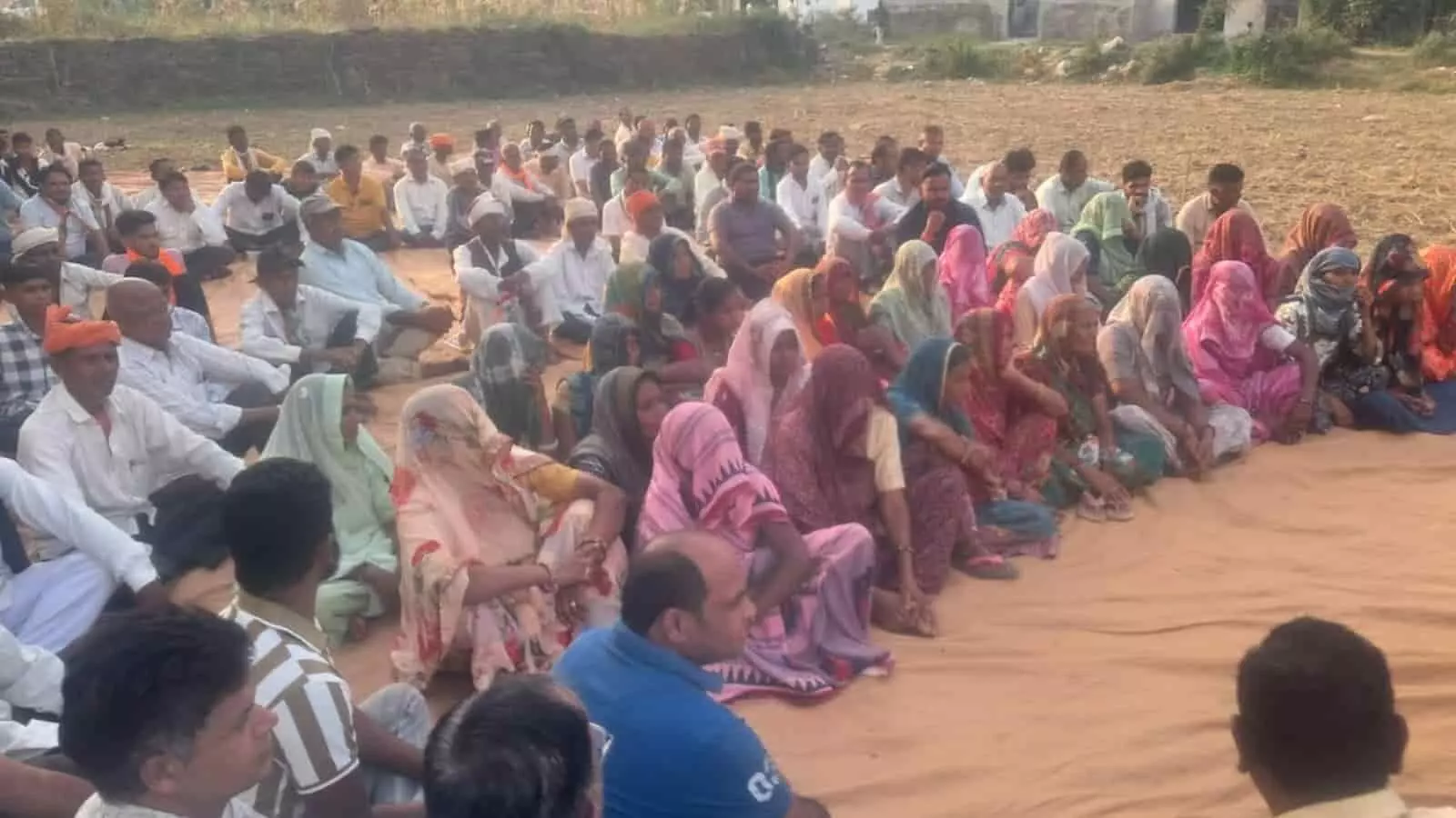 तस्वीर में खेरवाड़ा के खुले मैदान में चुनावी बैठक के दौरान जमीन पर बैठे ग्रामीण जन समूह। तस्वीर में खेरवाड़ा के खुले मैदान में चुनावी बैठक के दौरान जमीन पर बैठे ग्रामीण जन समूह।