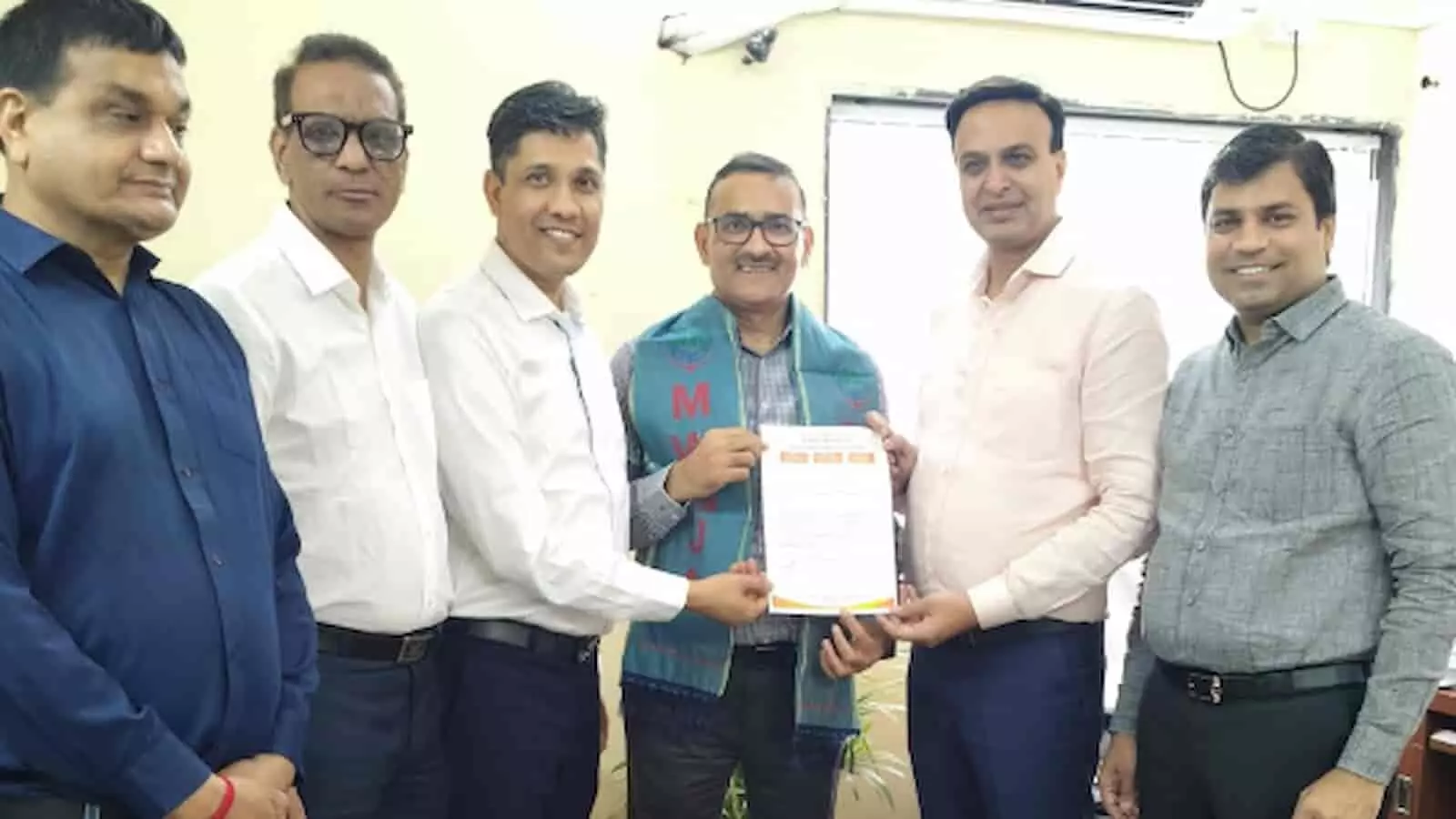 तस्वीर में मुंबई होलसेल गोल्ड ज्वेलर्स एसोसिएशन के प्रतिनिधि सीजीएसटी प्रधान आयुक्त को ज्ञापन सौंपते दिख रहे हैं। तस्वीर में मुंबई होलसेल गोल्ड ज्वेलर्स एसोसिएशन के प्रतिनिधि सीजीएसटी प्रधान आयुक्त को ज्ञापन सौंपते दिख रहे हैं।