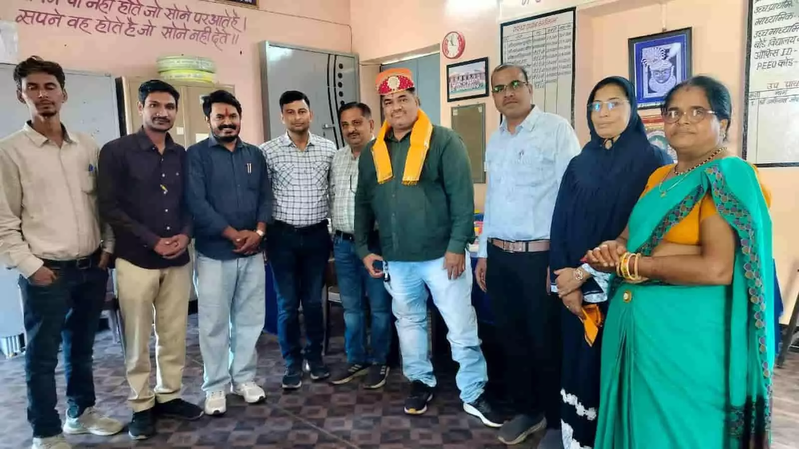 तस्वीर में आमेट के घोसुण्डी स्कूल में नवनियुक्त अध्यक्ष मुकेश वैष्णव का स्वागत करते शिक्षक नजर आ रहे हैं। तस्वीर में आमेट के घोसुण्डी स्कूल में नवनियुक्त अध्यक्ष मुकेश वैष्णव का स्वागत करते शिक्षक नजर आ रहे हैं।
