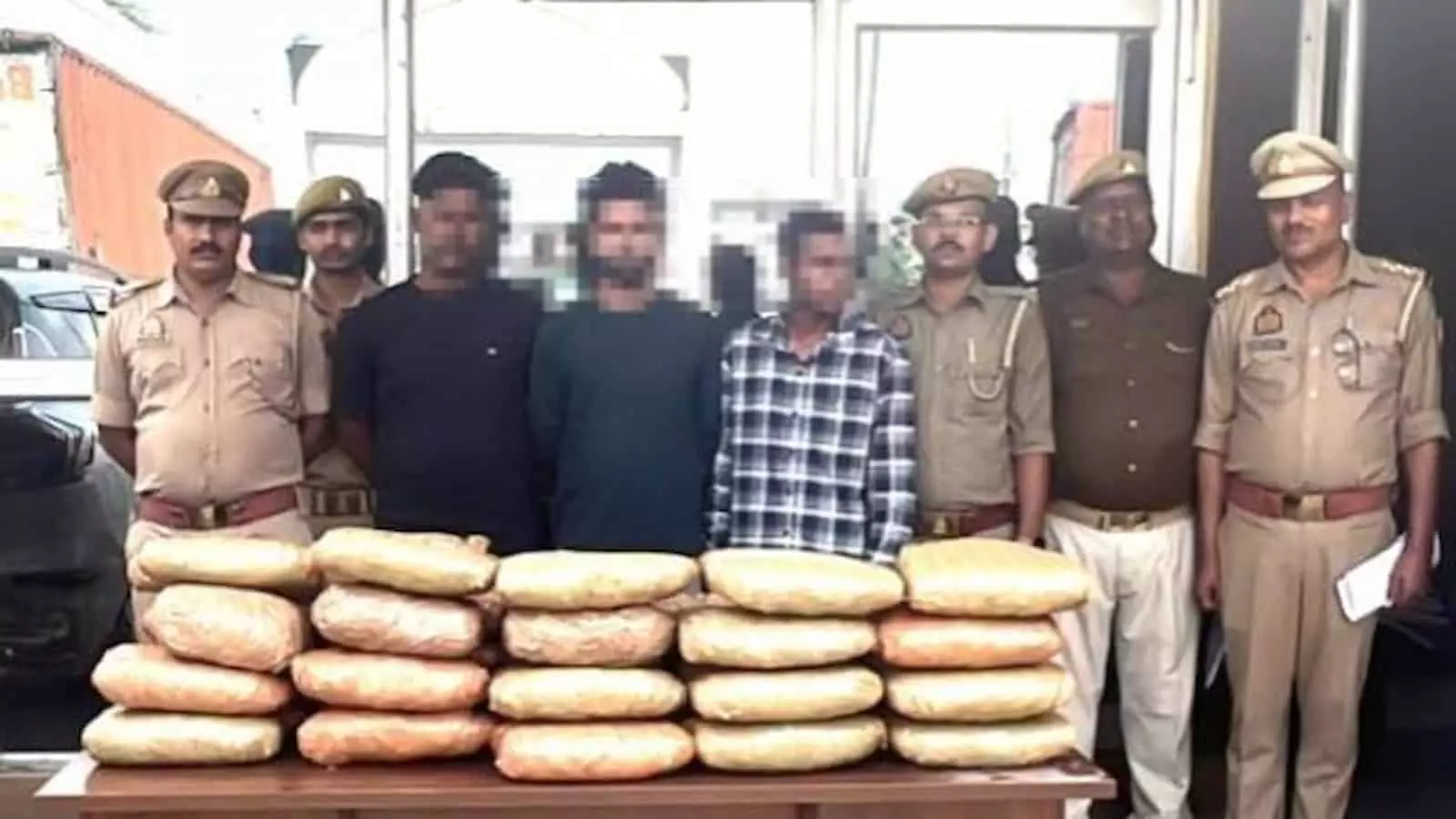 तस्वीर में चंदौली में पुलिस हिरासत में खड़े तीन तस्कर और उनके पास बरामद गांजा दिख रहा है। तस्वीर में चंदौली में पुलिस हिरासत में खड़े तीन तस्कर और उनके पास बरामद गांजा दिख रहा है।