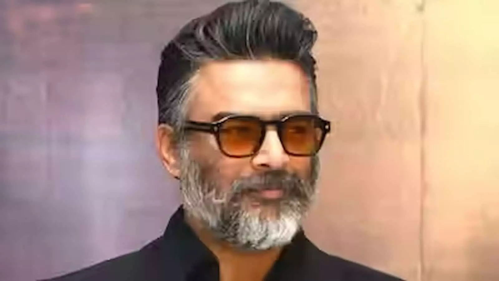 तस्वीर में अभिनेता आर माधवन चश्मा पहने और दाढ़ी के साथ नई हॉरर फिल्म की घोषणा के संदर्भ में दिख रहे हैं। तस्वीर में अभिनेता आर माधवन चश्मा पहने और दाढ़ी के साथ नई हॉरर फिल्म की घोषणा के संदर्भ में दिख रहे हैं।