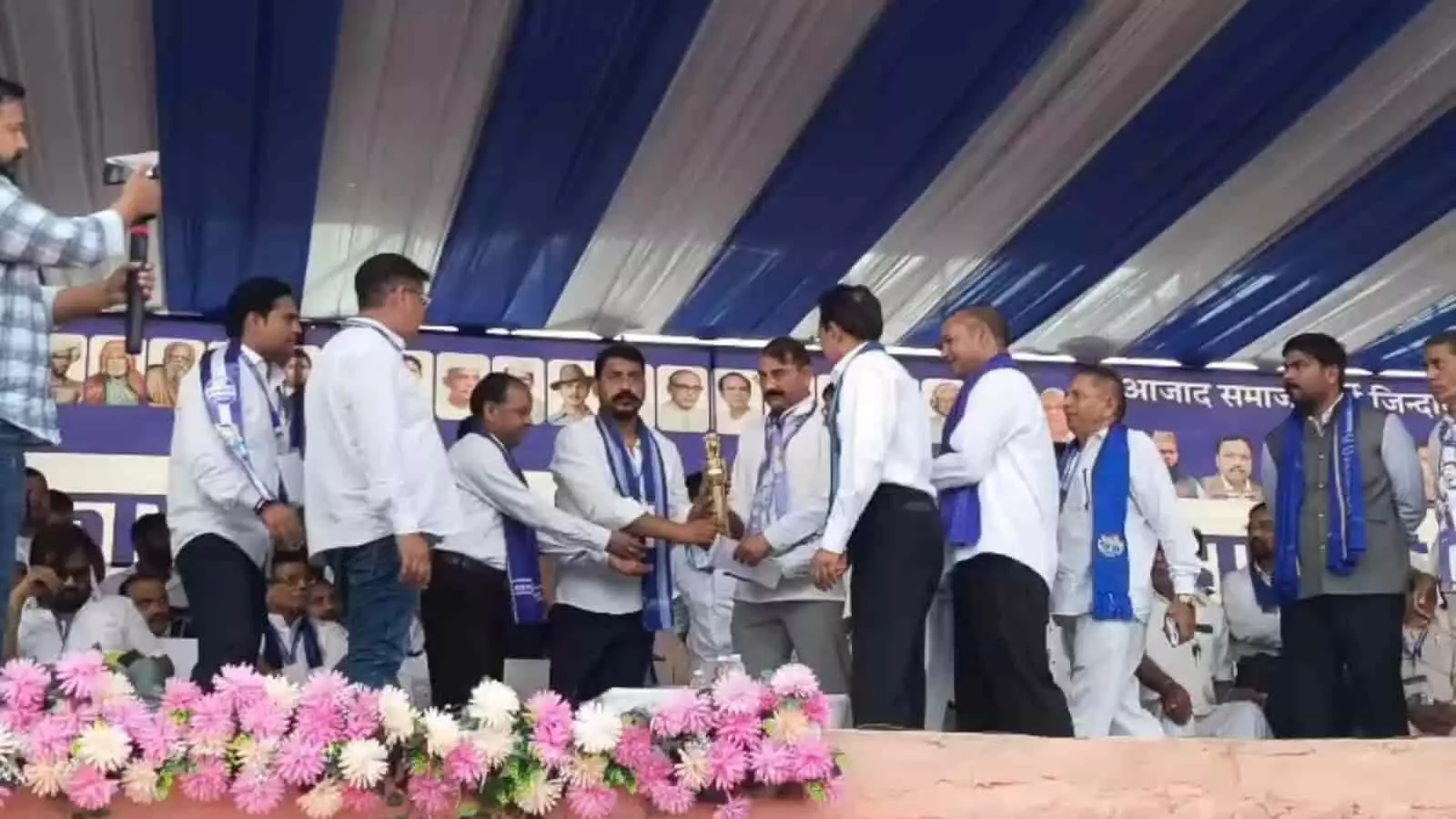 तस्वीर में हापुड़ के मंच पर चंद्रशेखर आजाद का स्वागत करते हुए कार्यकर्ता दिखाई दे रहे हैं। तस्वीर में हापुड़ के मंच पर चंद्रशेखर आजाद का स्वागत करते हुए कार्यकर्ता दिखाई दे रहे हैं।