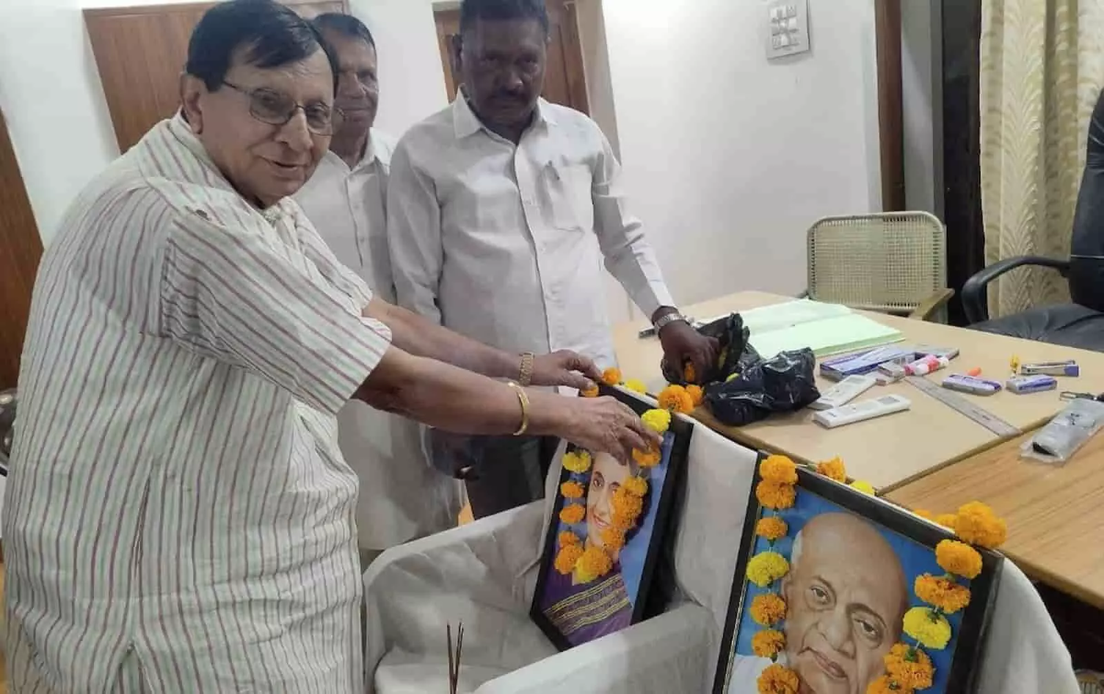 तस्वीर में खेरवाड़ा स्थित ब्लॉक कांग्रेस कार्यालय में इंदिरा गांधी और सरदार पटेल के चित्रों पर पुष्पांजलि अर्पित करते कांग्रेसी नेता। तस्वीर में खेरवाड़ा स्थित ब्लॉक कांग्रेस कार्यालय में इंदिरा गांधी और सरदार पटेल के चित्रों पर पुष्पांजलि अर्पित करते कांग्रेसी नेता।