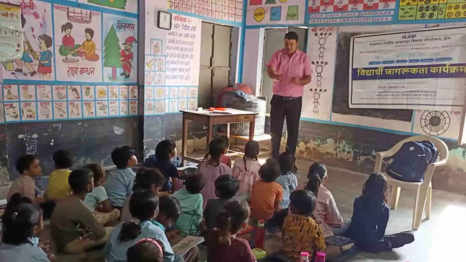 तस्वीर में कक्षा के दौरान आरयूआईडीपी अधिकारी डीग के प्राथमिक विद्यालय में विद्यार्थियों को स्वच्छता अभियान की जानकारी दे रहे हैं। तस्वीर में कक्षा के दौरान आरयूआईडीपी अधिकारी डीग के प्राथमिक विद्यालय में विद्यार्थियों को स्वच्छता अभियान की जानकारी दे रहे हैं।