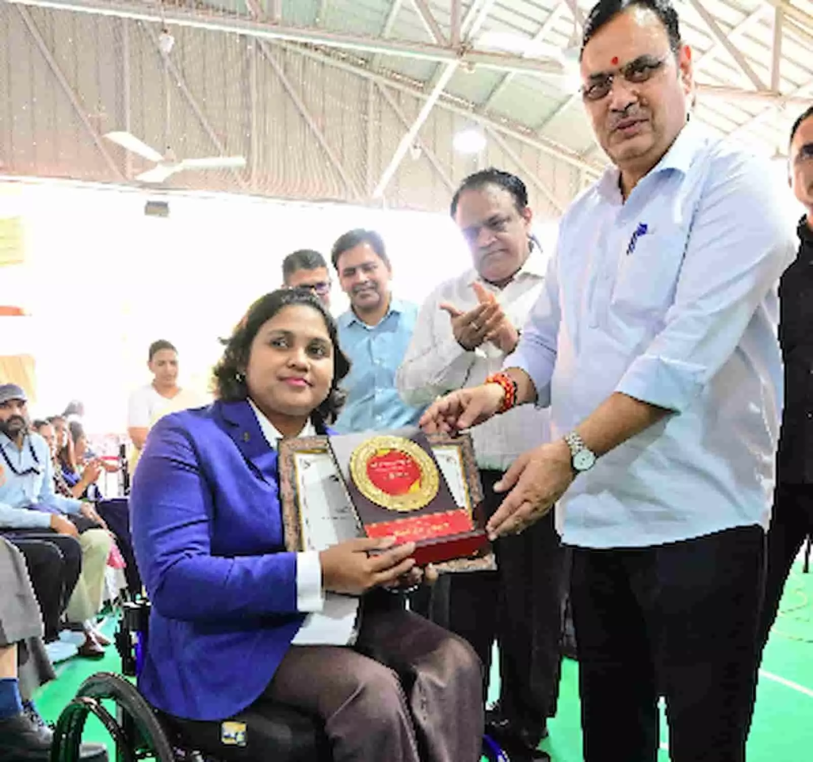 तस्वीर में मुख्यमंत्री भजनलाल शर्मा जयपुर में एक कार्यक्रम के दौरान विशेष योग्यजन खिलाड़ी को सम्मानित करते दिख रहे हैं। तस्वीर में मुख्यमंत्री भजनलाल शर्मा जयपुर में एक कार्यक्रम के दौरान विशेष योग्यजन खिलाड़ी को सम्मानित करते दिख रहे हैं।
