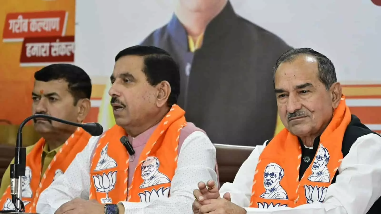 तस्वीर में केंद्रीय मंत्री प्रल्हाद जोशी जयपुर में प्रेस कॉन्फ्रेंस को संबोधित करते दिख रहे हैं। तस्वीर में केंद्रीय मंत्री प्रल्हाद जोशी जयपुर में प्रेस कॉन्फ्रेंस को संबोधित करते दिख रहे हैं।