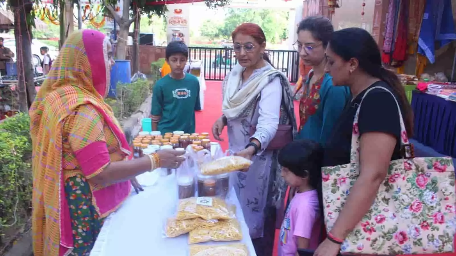जयपुर के राजीविका दिवाली मेले में महिला उद्यमी की स्टॉल से खाद्य उत्पाद खरीदतीं महिलाएं। जयपुर के राजीविका दिवाली मेले में महिला उद्यमी की स्टॉल से खाद्य उत्पाद खरीदतीं महिलाएं।