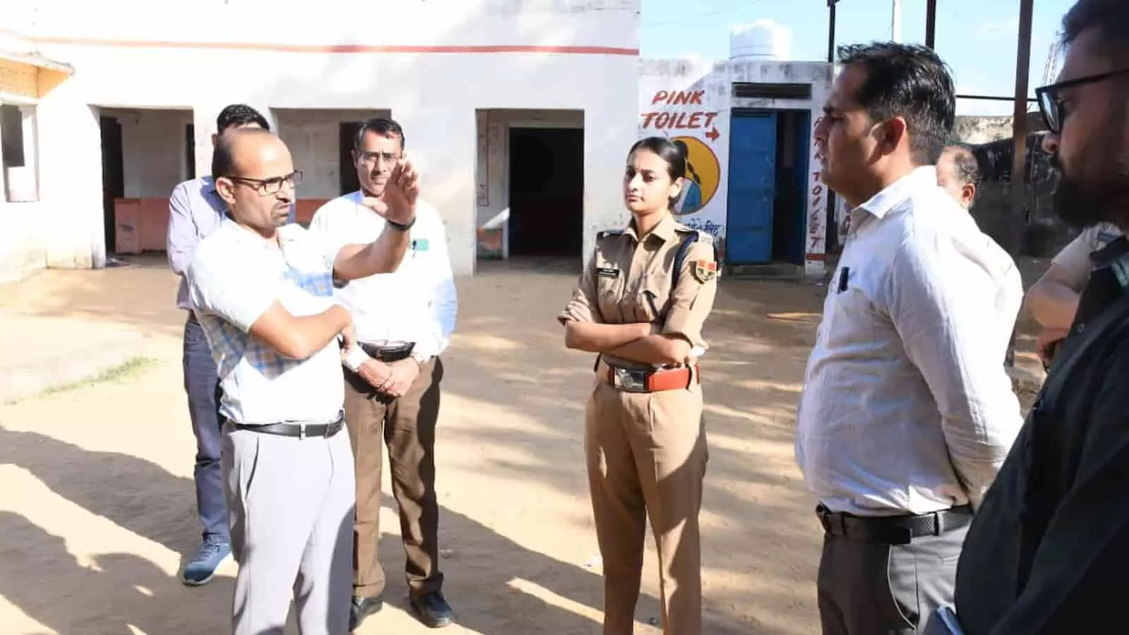 तस्वीर में सवाई माधोपुर के जिला निर्वाचन अधिकारी और पुलिस अधीक्षक मतदान केंद्र का निरीक्षण करते हुए प्रशासनिक अधिकारियों को निर्देश दे रहे हैं। तस्वीर में सवाई माधोपुर के जिला निर्वाचन अधिकारी और पुलिस अधीक्षक मतदान केंद्र का निरीक्षण करते हुए प्रशासनिक अधिकारियों को निर्देश दे रहे हैं।