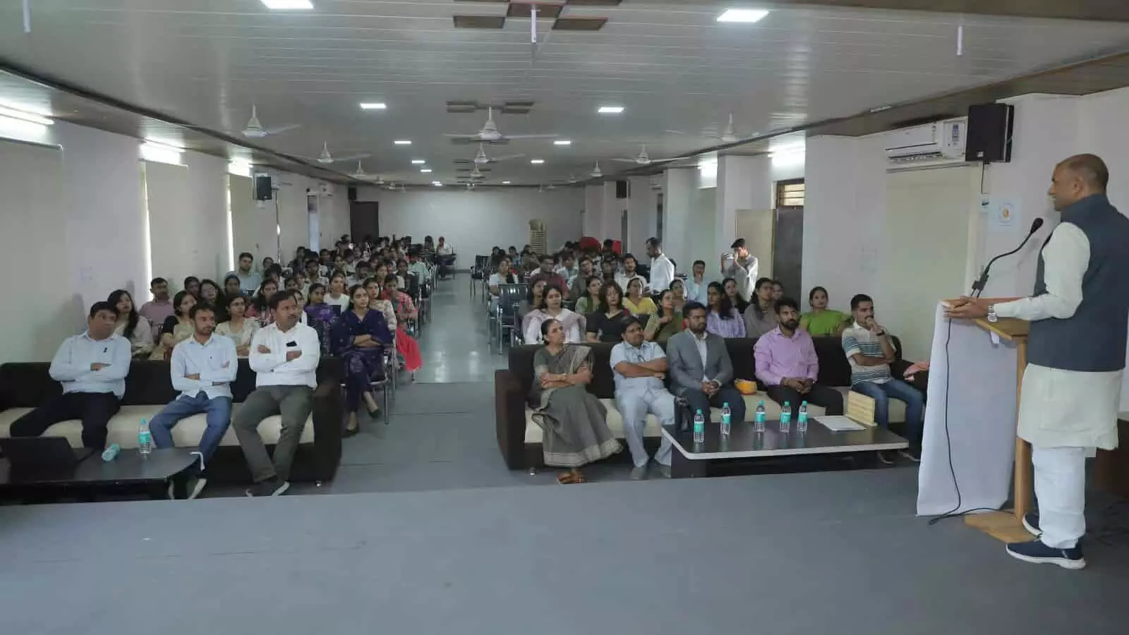तस्वीर में हॉल के पोडियम पर खड़े सांसद CP जोशी चित्तौड़गढ़ कॉलेज के विद्यार्थियों को संबोधित कर रहे हैं। तस्वीर में हॉल के पोडियम पर खड़े सांसद CP जोशी चित्तौड़गढ़ कॉलेज के विद्यार्थियों को संबोधित कर रहे हैं।