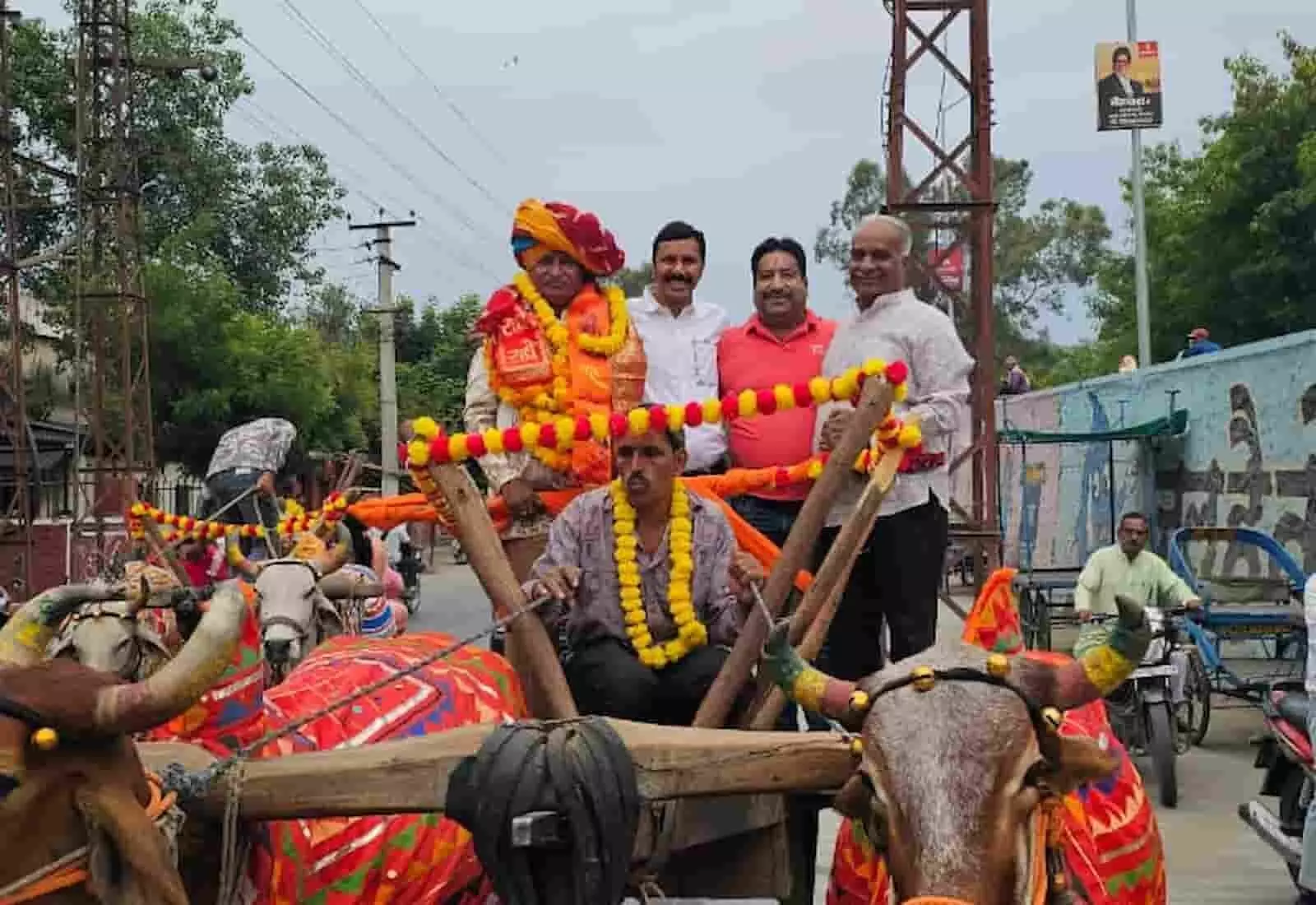 तस्वीर में बैलगाड़ी पर सवार होकर सेवानिवृत्त अधिकारी रामचंद्र मूंदड़ा और अन्य लोग भीलवाड़ा में पर्यावरण संरक्षण संदेश यात्रा में शामिल हैं। तस्वीर में बैलगाड़ी पर सवार होकर सेवानिवृत्त अधिकारी रामचंद्र मूंदड़ा और अन्य लोग भीलवाड़ा में पर्यावरण संरक्षण संदेश यात्रा में शामिल हैं।
