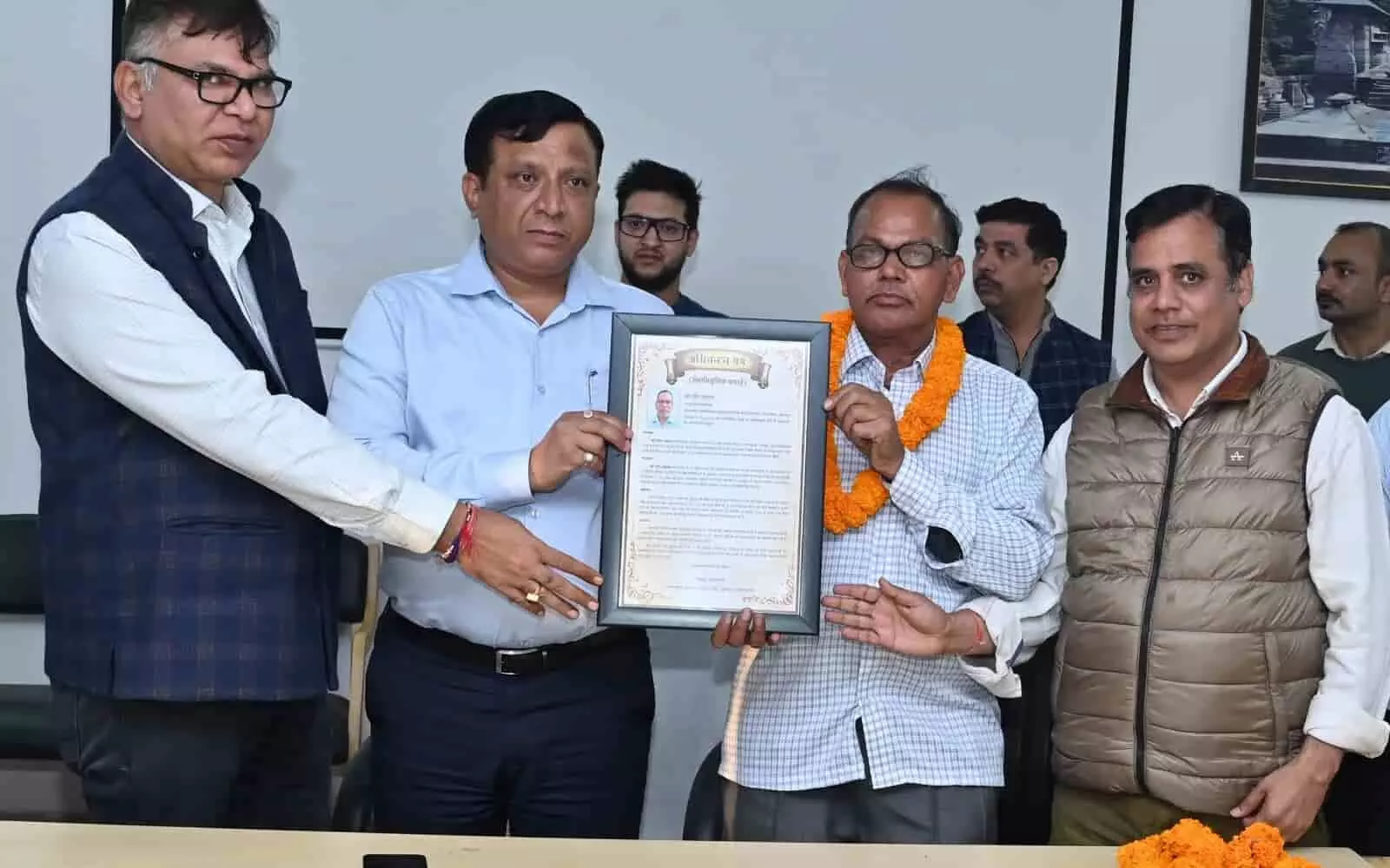 तस्वीर में देहरादून के सूचना विभाग में सेवानिवृत्त कर्मचारी रईस अहमद को सम्मानित करते अधिकारी। तस्वीर में देहरादून के सूचना विभाग में सेवानिवृत्त कर्मचारी रईस अहमद को सम्मानित करते अधिकारी।