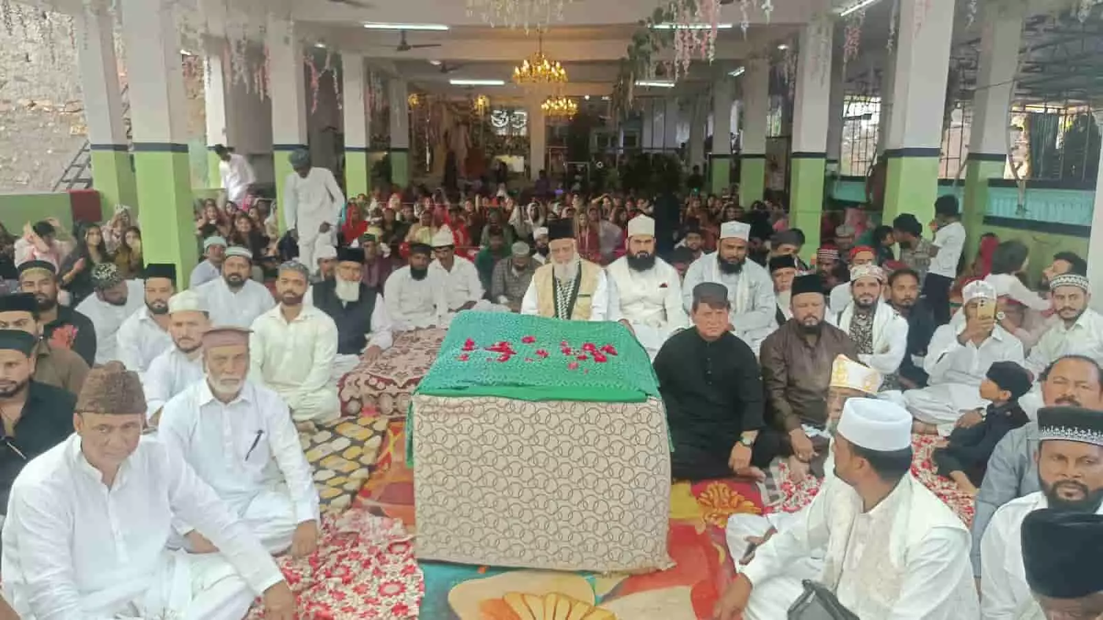 सलूंबर में हजरत नत्थे शाह बाबा की दरगाह पर आयोजित उर्स कार्यक्रम में बैठे अकीदतमंद। सलूंबर में हजरत नत्थे शाह बाबा की दरगाह पर आयोजित उर्स कार्यक्रम में बैठे अकीदतमंद।