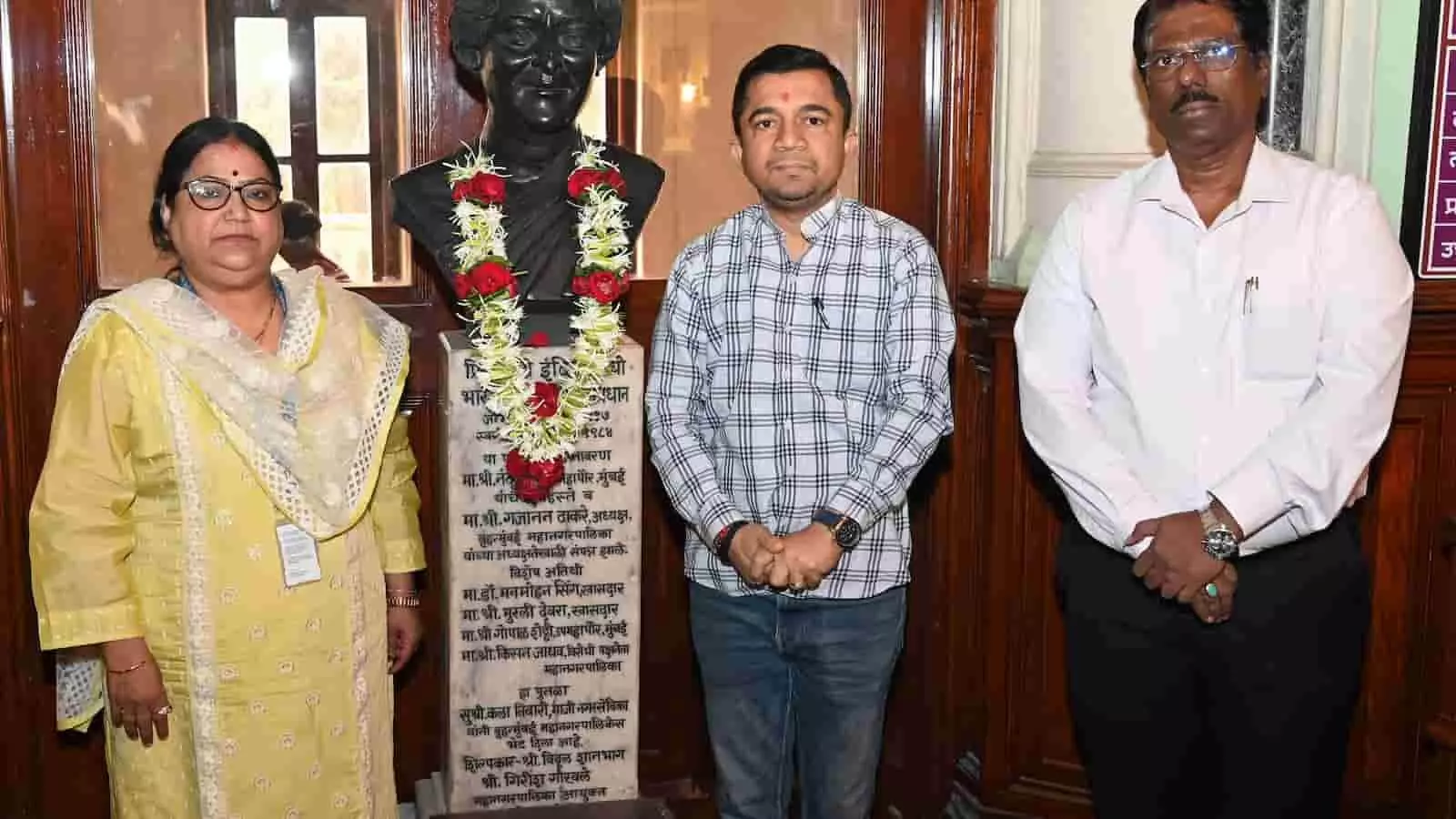 मुंबई में इंदिरा गांधी की प्रतिमा के पास खड़े बीएमसी अधिकारी श्रद्धांजलि कार्यक्रम में उपस्थित हैं। मुंबई में इंदिरा गांधी की प्रतिमा के पास खड़े बीएमसी अधिकारी श्रद्धांजलि कार्यक्रम में उपस्थित हैं।