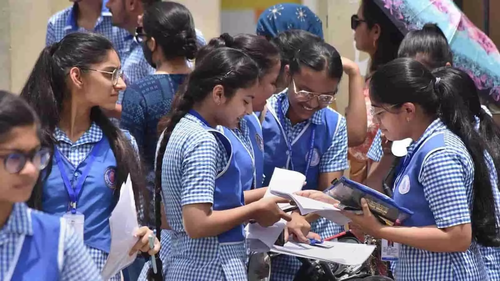 तस्वीर में दिख रहे विद्यार्थी सीबीएसई बोर्ड परीक्षा 2028 के लिए नए नियमों और विषयों की चर्चा कर रहे हैं। तस्वीर में दिख रहे विद्यार्थी सीबीएसई बोर्ड परीक्षा 2028 के लिए नए नियमों और विषयों की चर्चा कर रहे हैं।