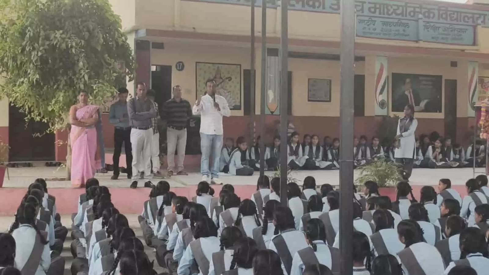 तस्वीर में खेरवाड़ा के स्कूल परिसर में अधिकारी छात्राओं को मतदाता पंजीकरण के प्रति जागरूक करते दिख रहे हैं। तस्वीर में खेरवाड़ा के स्कूल परिसर में अधिकारी छात्राओं को मतदाता पंजीकरण के प्रति जागरूक करते दिख रहे हैं।