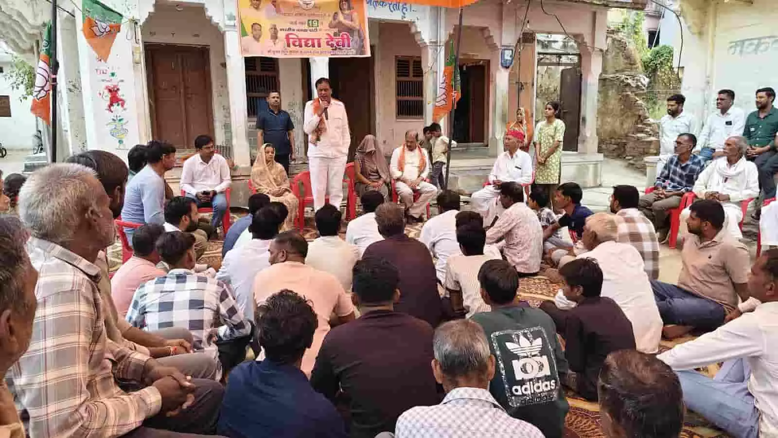 तस्वीर में विधायक श्रीचंद कृपलानी छोटीसादड़ी के गांव में ग्रामीणों की बैठक को संबोधित करते हुए दिख रहे हैं। तस्वीर में विधायक श्रीचंद कृपलानी छोटीसादड़ी के गांव में ग्रामीणों की बैठक को संबोधित करते हुए दिख रहे हैं।